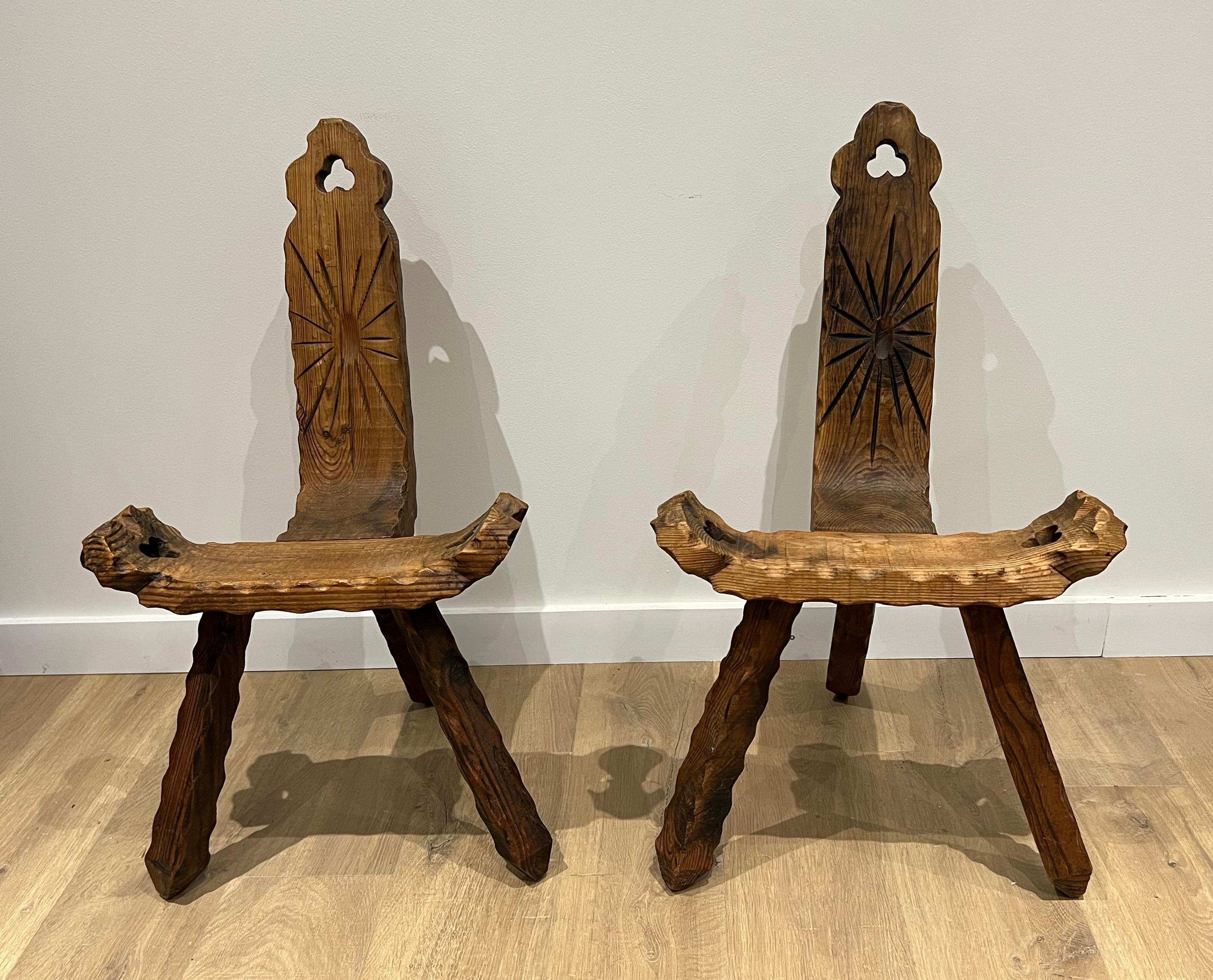 Bois Paire de chaises basses brutalistes à trois pieds. Travail français. Circa 1950 en vente