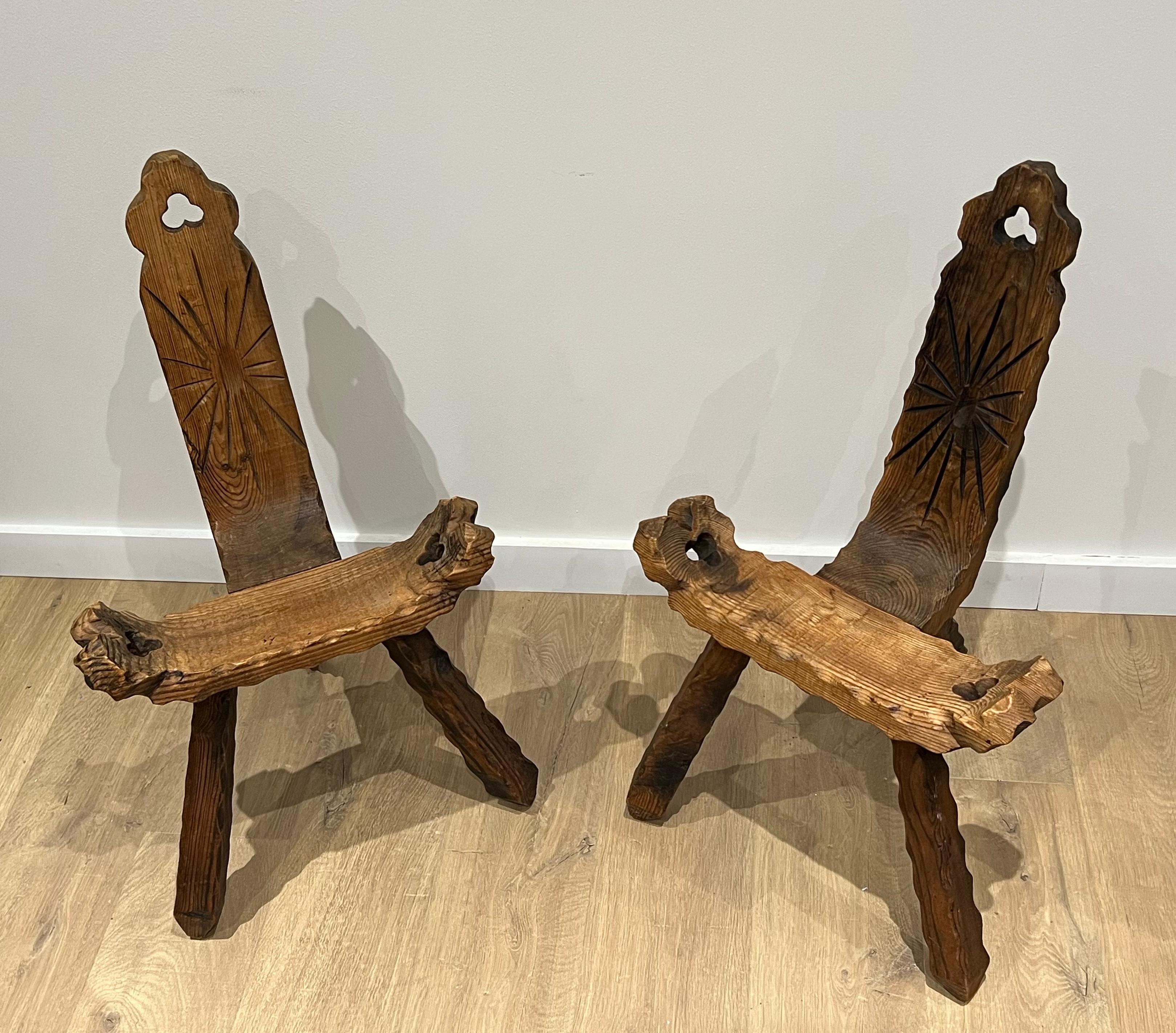 Paire de chaises basses brutalistes à trois pieds. Travail français. Circa 1950 en vente 1