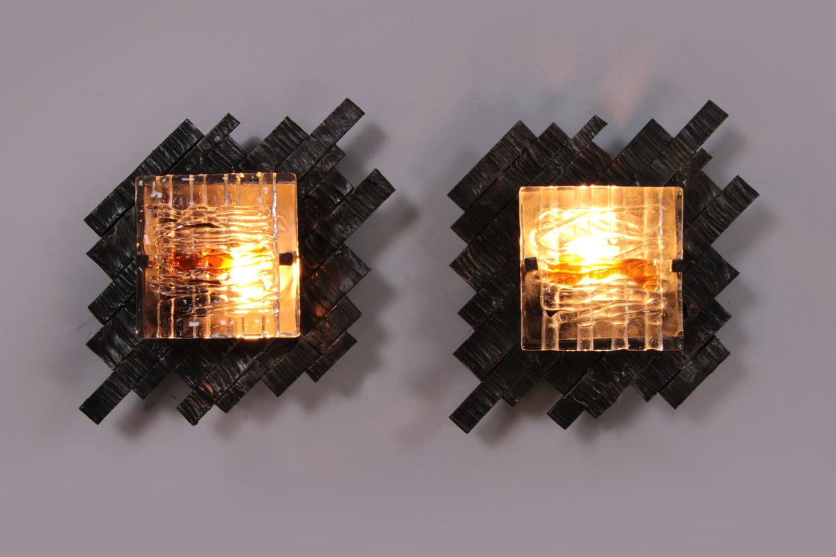 Pair of Brutalist Wall Lamps in Murano Glass by Albano Poli for Poliarte, 1970s

These wall lamps were made by master glassmaker Albano Poli for his company Poliarte.

The wall lamps have a base in coated and handmade metal, two squares in white