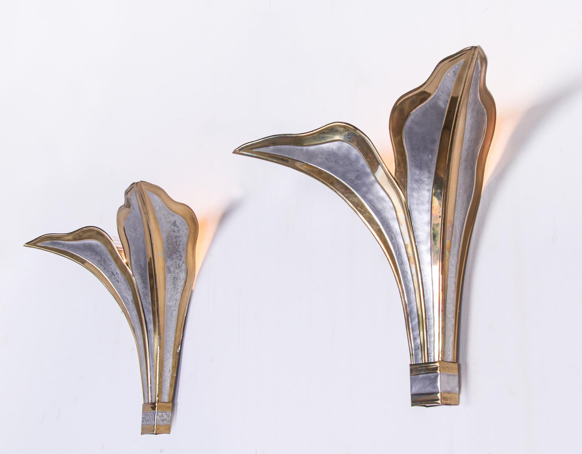 Elegantes Paar Blatt-Wandlampen in Gold und Silber aus handgefertigtem, gehämmertem Messing, entworfen von Henri Fernandez für Maison Honoré in Paris, Frankreich, 1970er Jahre. Diese außergewöhnlichen Leuchten haben einen unvergleichlich