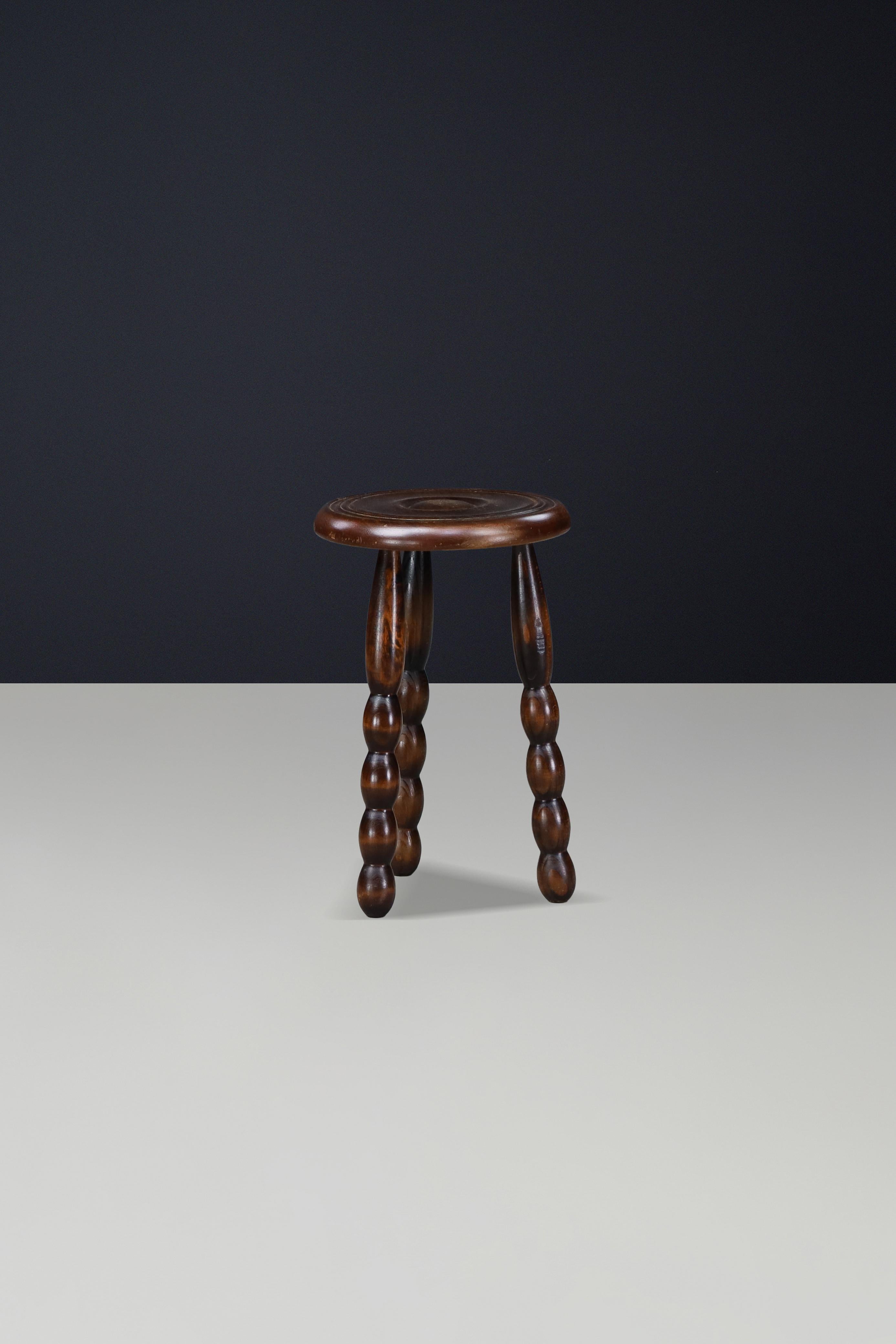Pair of Brutalist Walnut Stools in the Manner of Charles Dudouyt, France, 1940s (Brutalismus) im Angebot