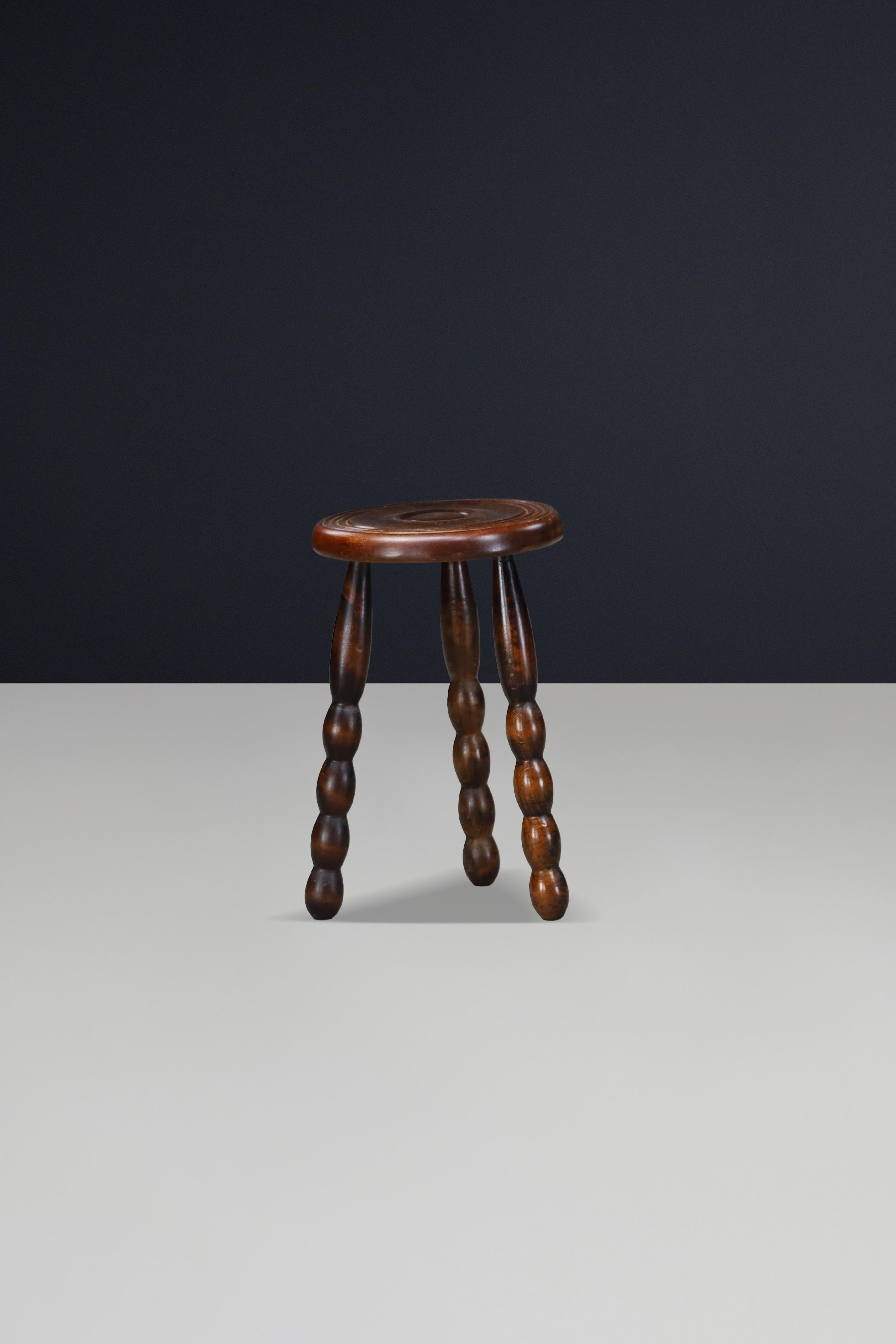 Pair of Brutalist Walnut Stools in the Manner of Charles Dudouyt, France, 1940s im Zustand „Gut“ im Angebot in Almelo, NL