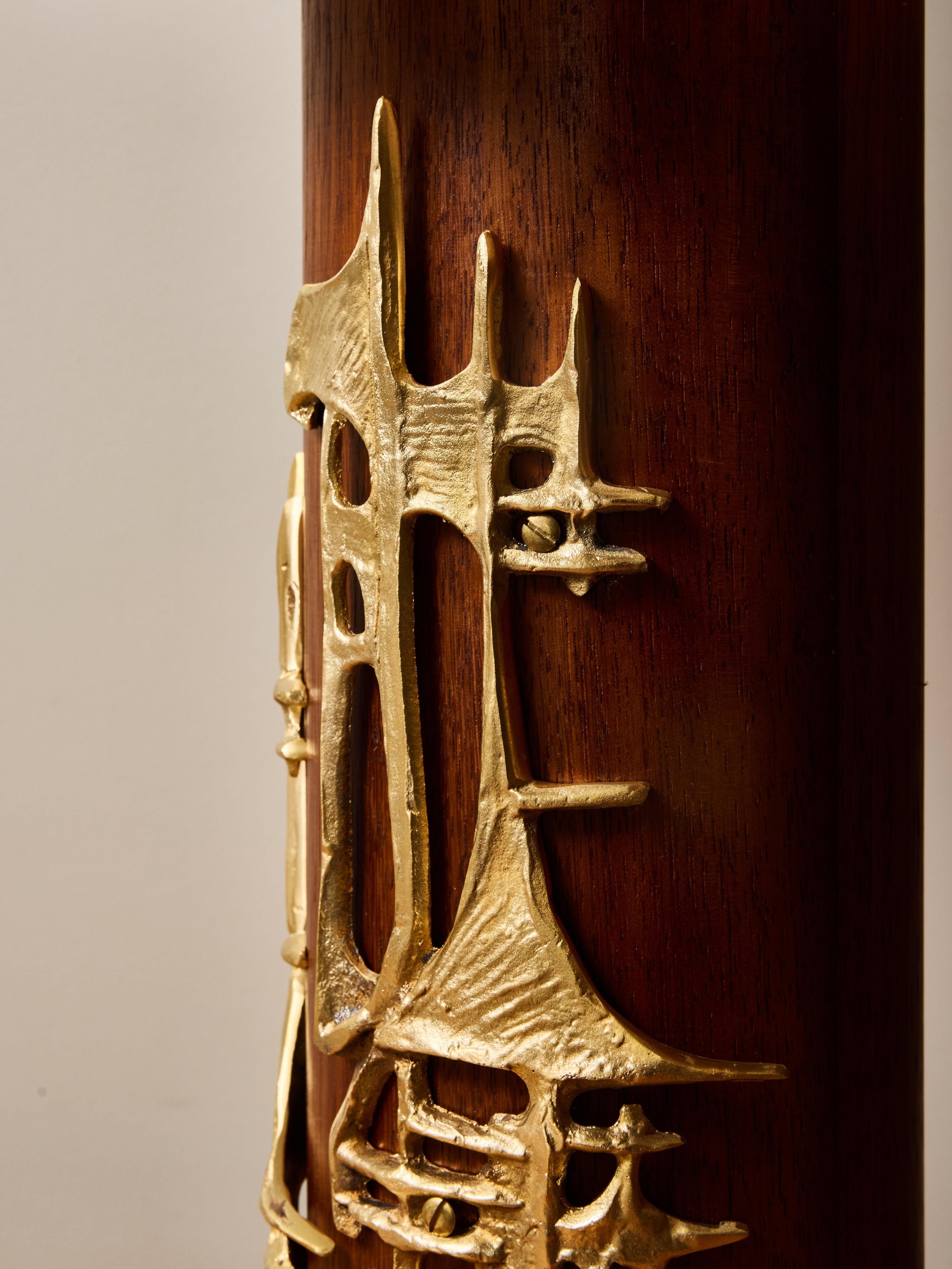 Pareja de Lámparas de Mesa Brutalistas de Madera y Latón en venta 4