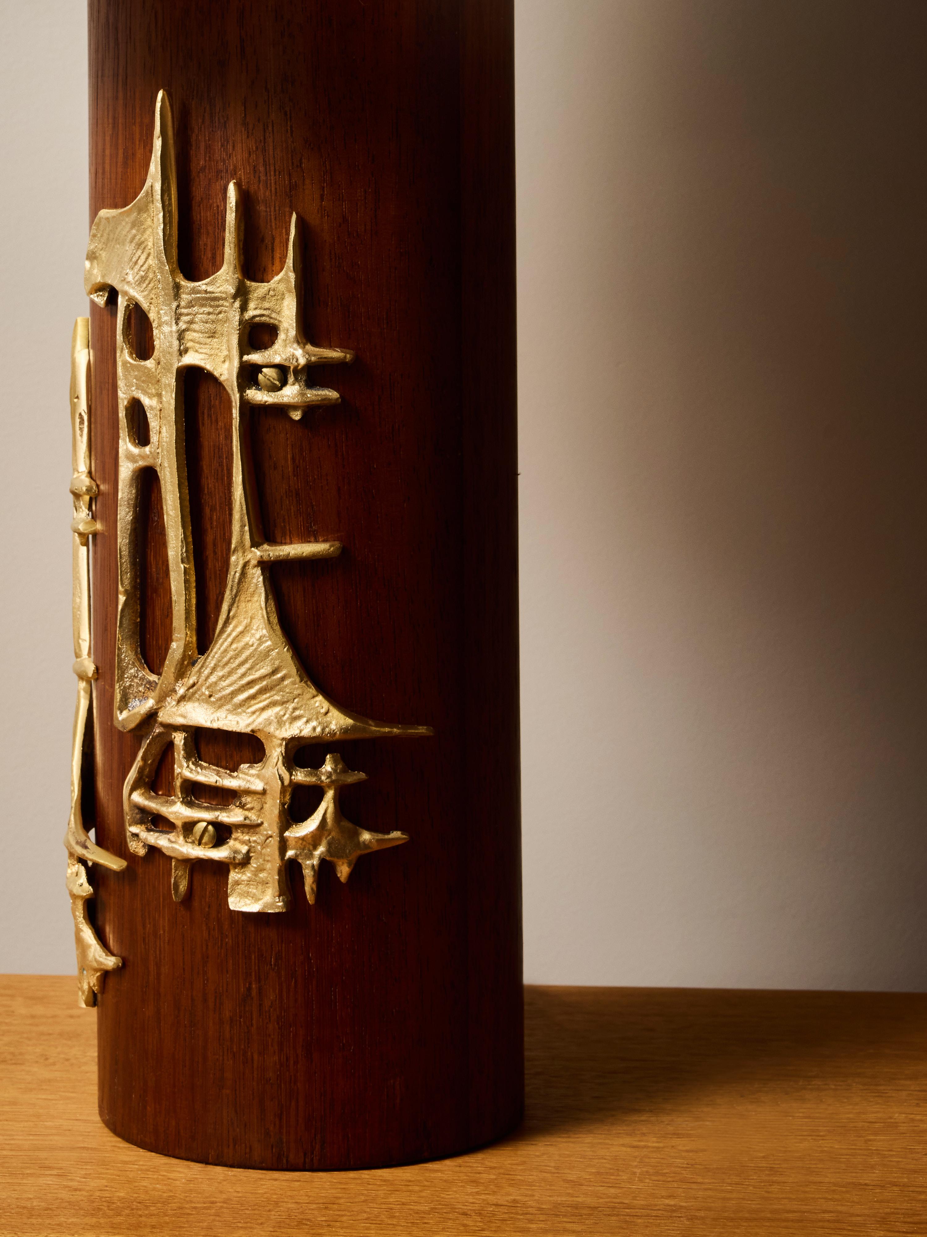 Pareja de Lámparas de Mesa Brutalistas de Madera y Latón en venta 5
