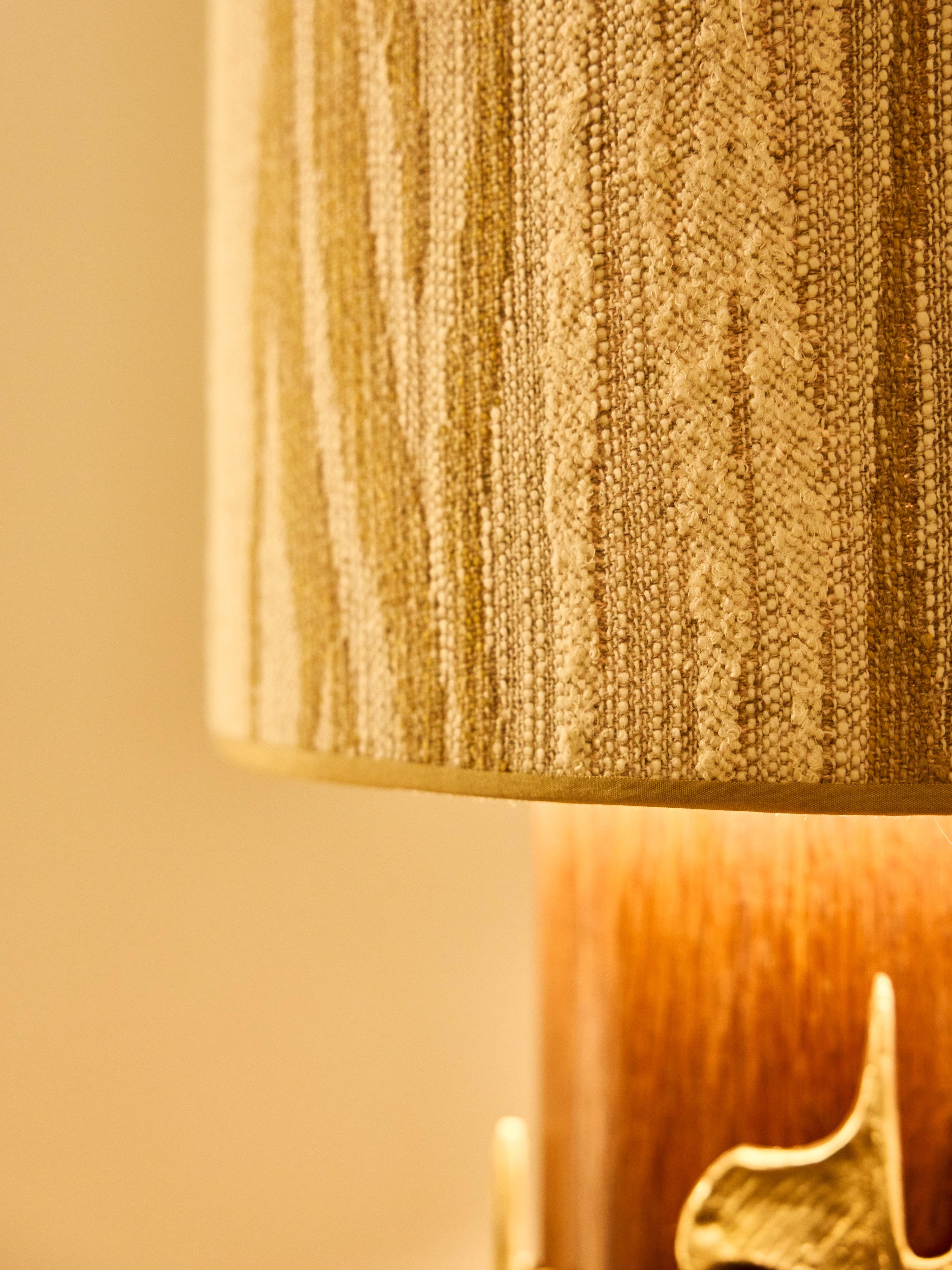 Pareja de Lámparas de Mesa Brutalistas de Madera y Latón en venta 7