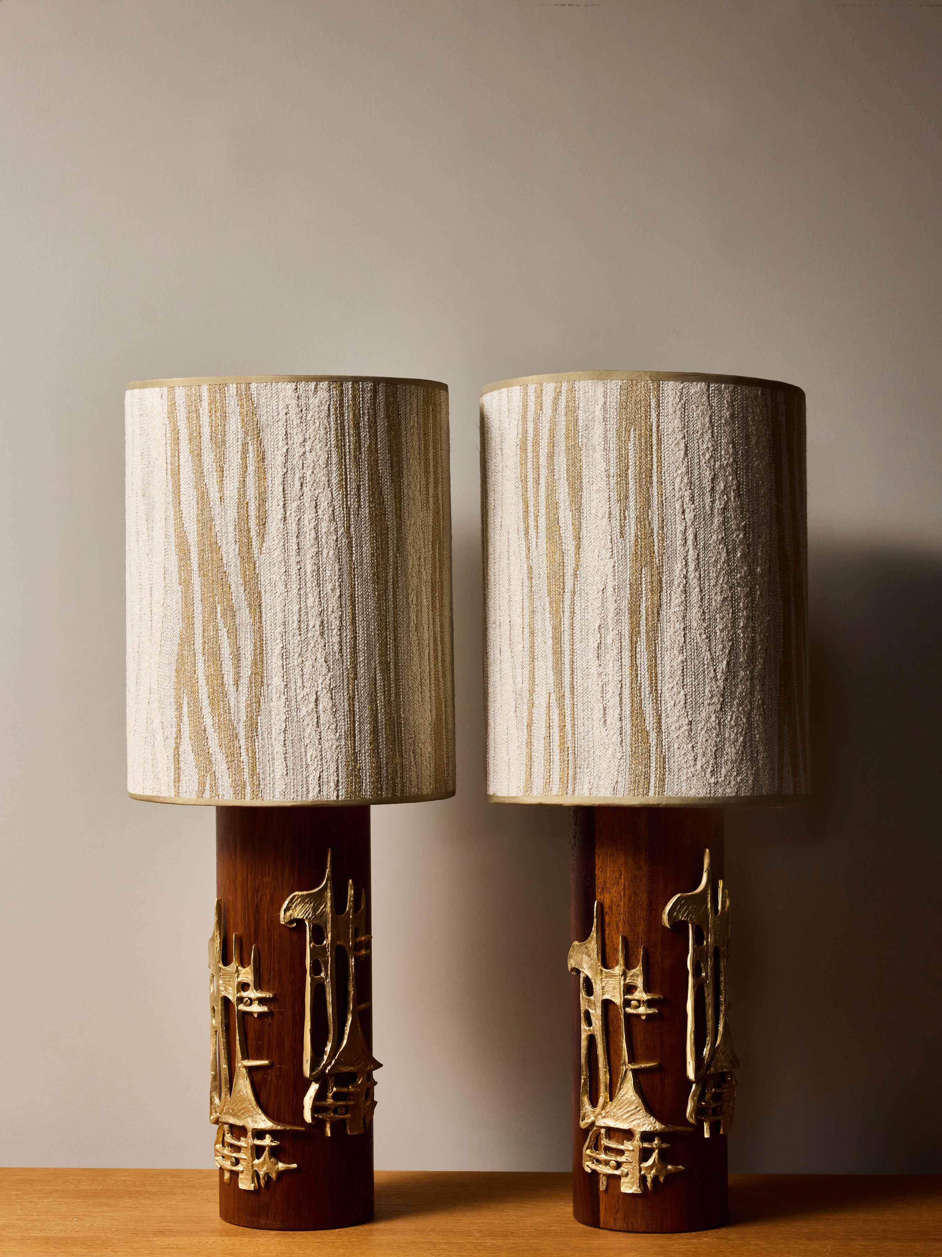 Este llamativo par de lámparas de mesa italianas ejemplifica maravillosamente el lenguaje de diseño Brutalista, mezclando la calidez natural con la audacia escultural. Cada lámpara tiene un cuerpo cilíndrico de madera de tonos intensos, con una