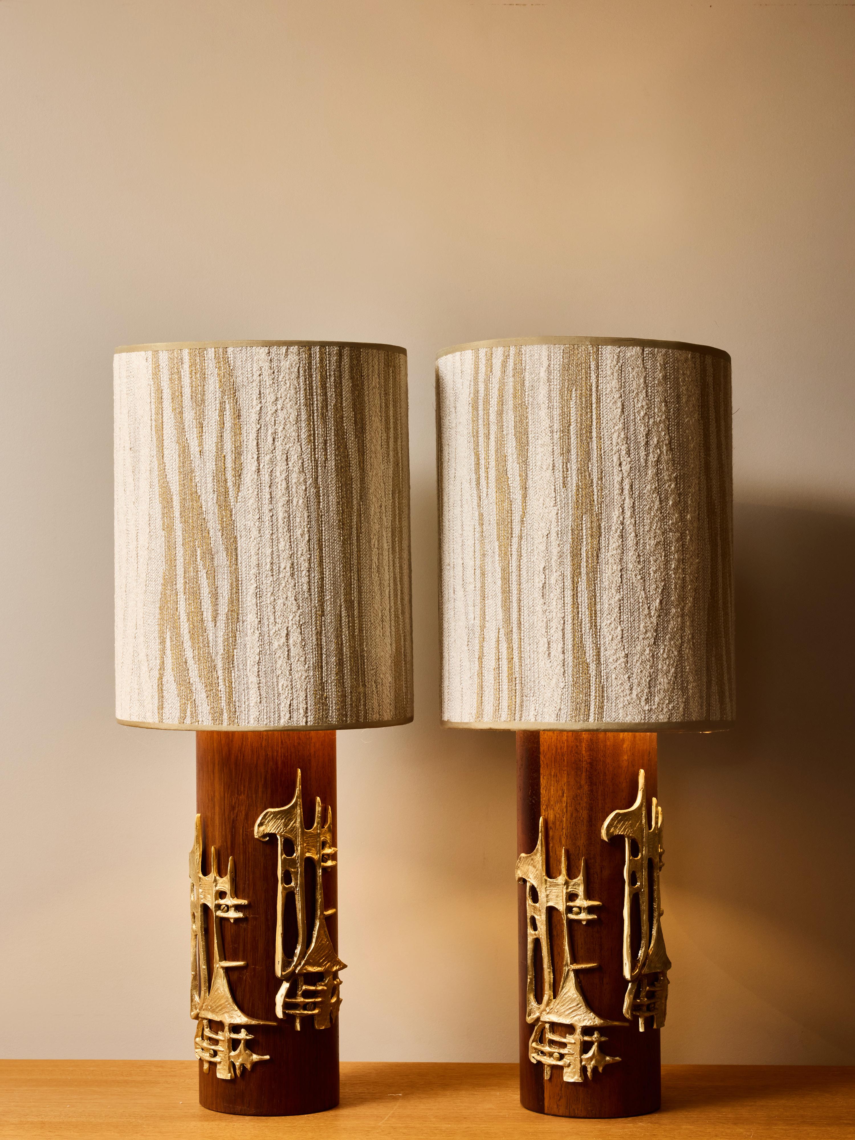 Pareja de Lámparas de Mesa Brutalistas de Madera y Latón Moderno de mediados de siglo en venta