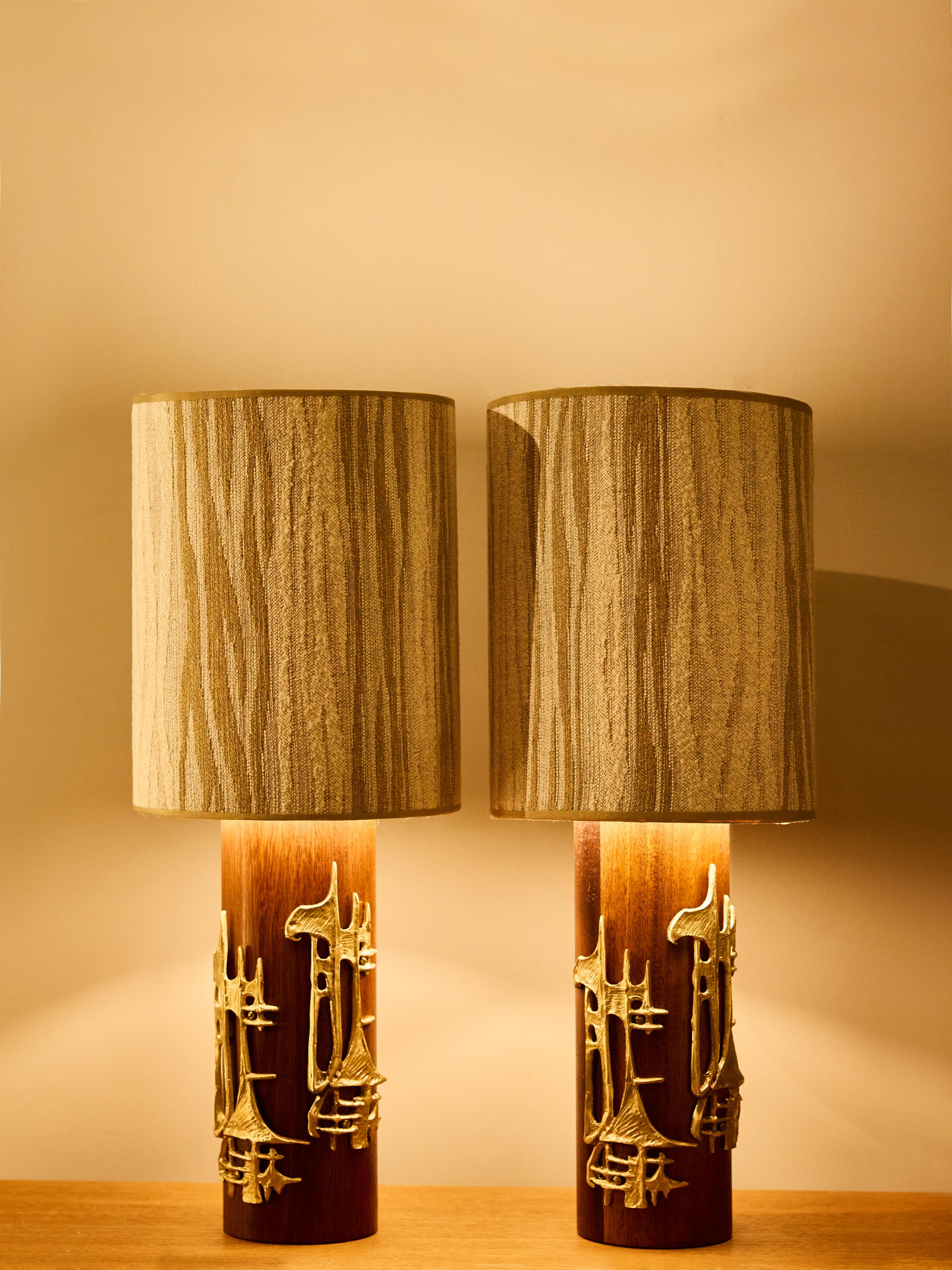 Pareja de Lámparas de Mesa Brutalistas de Madera y Latón Italiano en venta