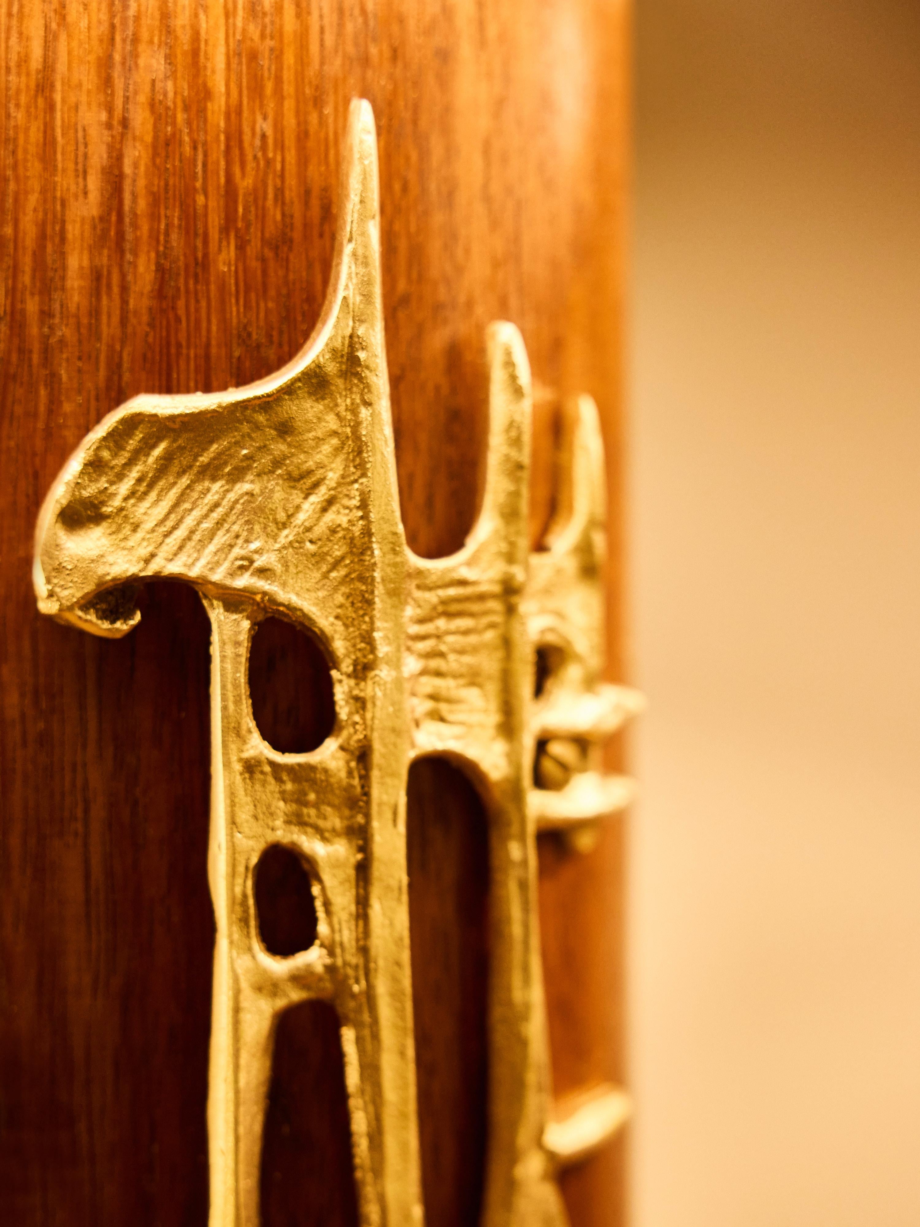 Pareja de Lámparas de Mesa Brutalistas de Madera y Latón finales del siglo XX en venta