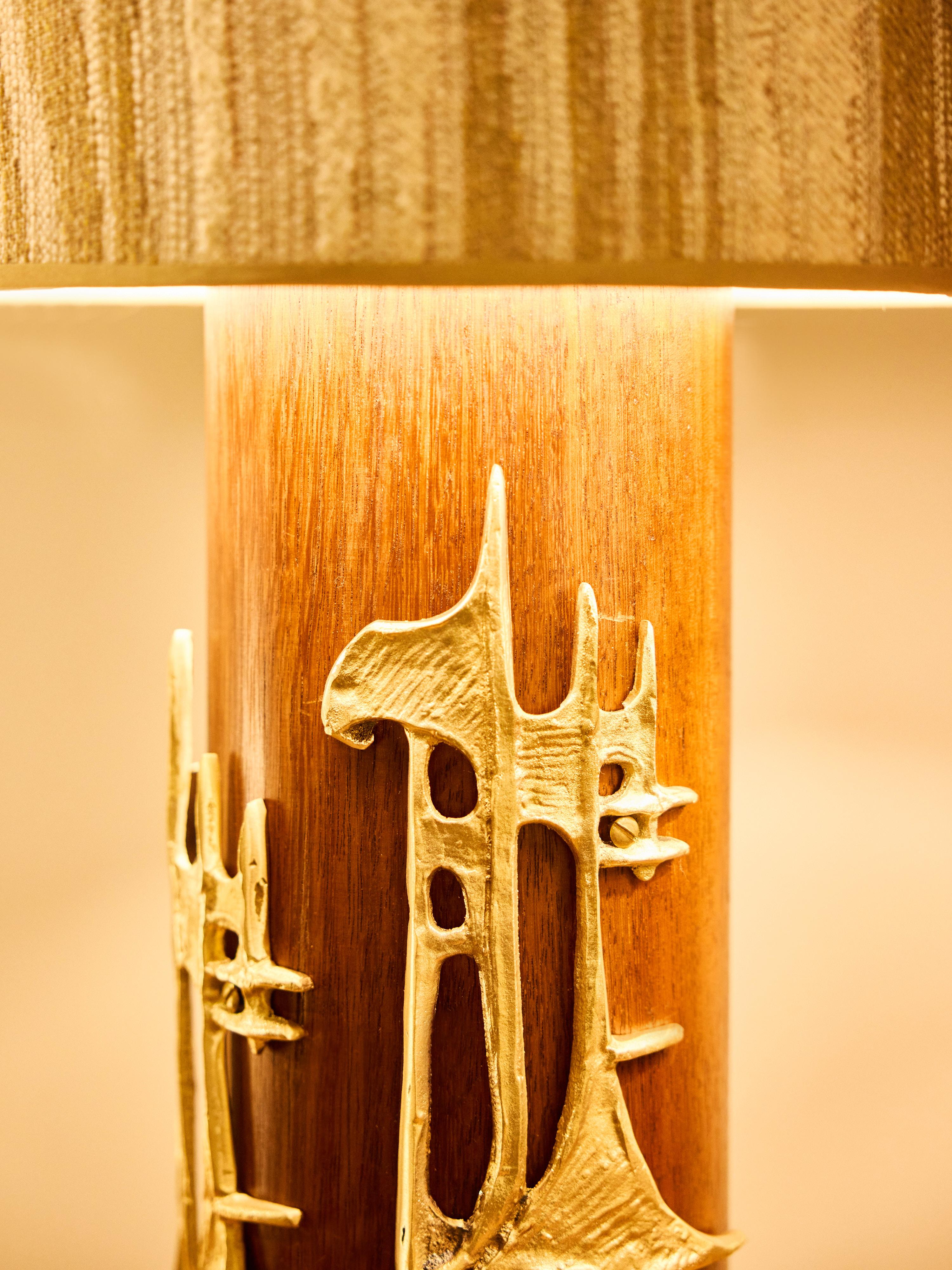 Pareja de Lámparas de Mesa Brutalistas de Madera y Latón en venta 2