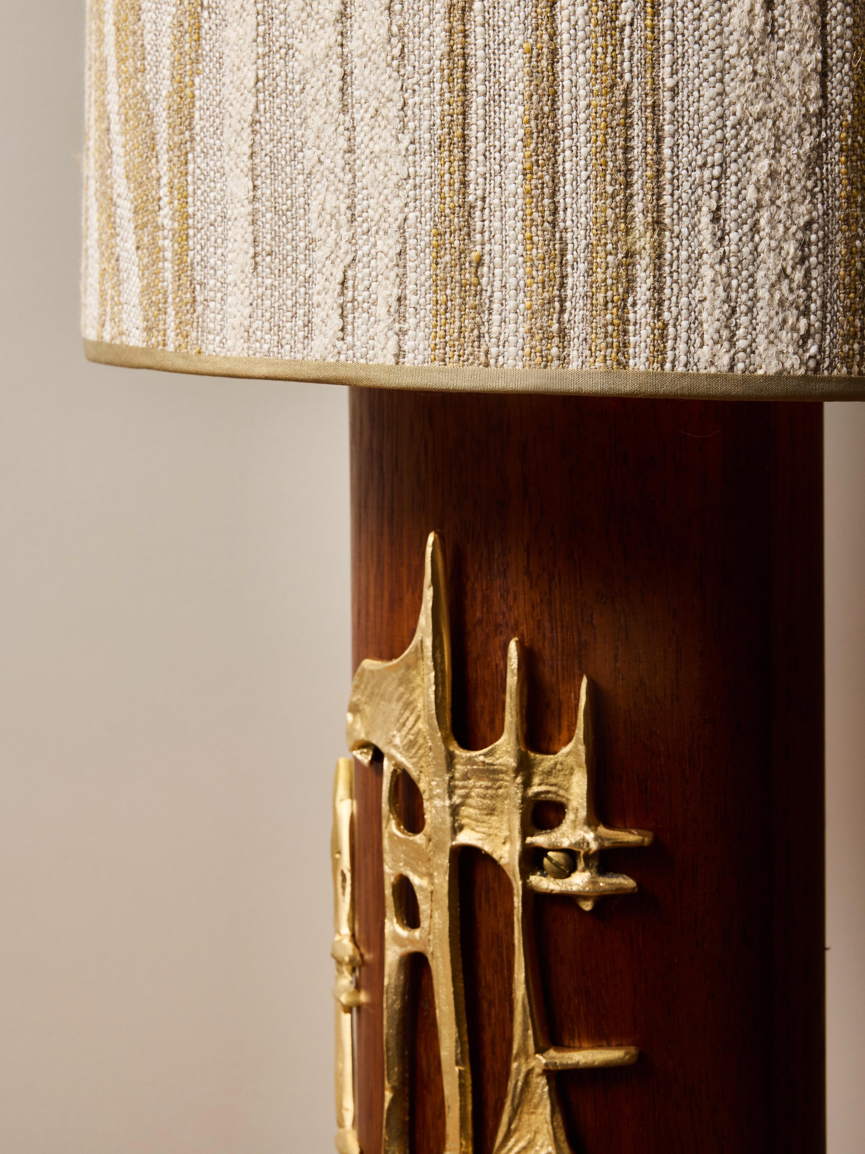 Pareja de Lámparas de Mesa Brutalistas de Madera y Latón en venta 3