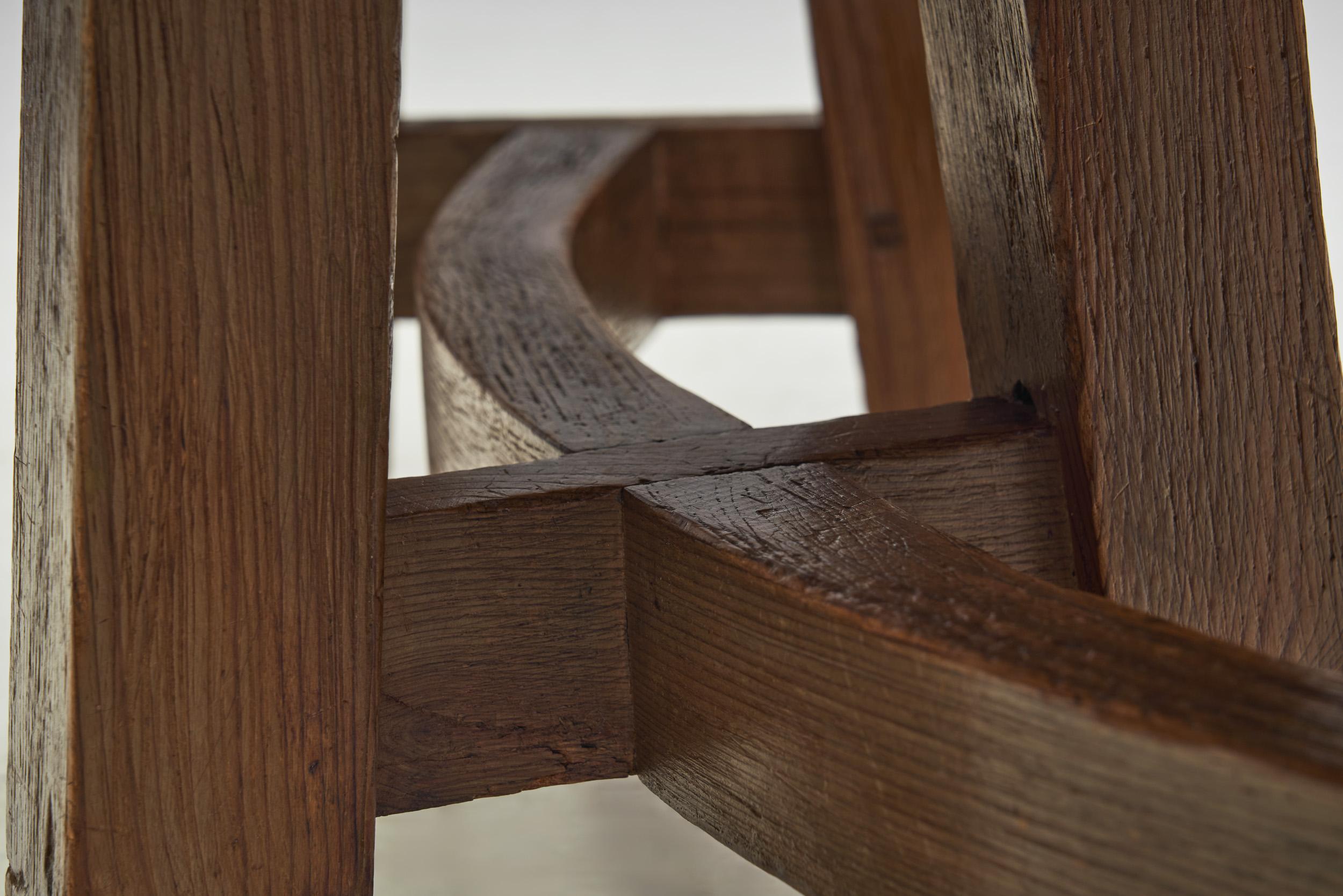 Pareja de bancos de madera brutalistas, Francia Años 60 en venta 8