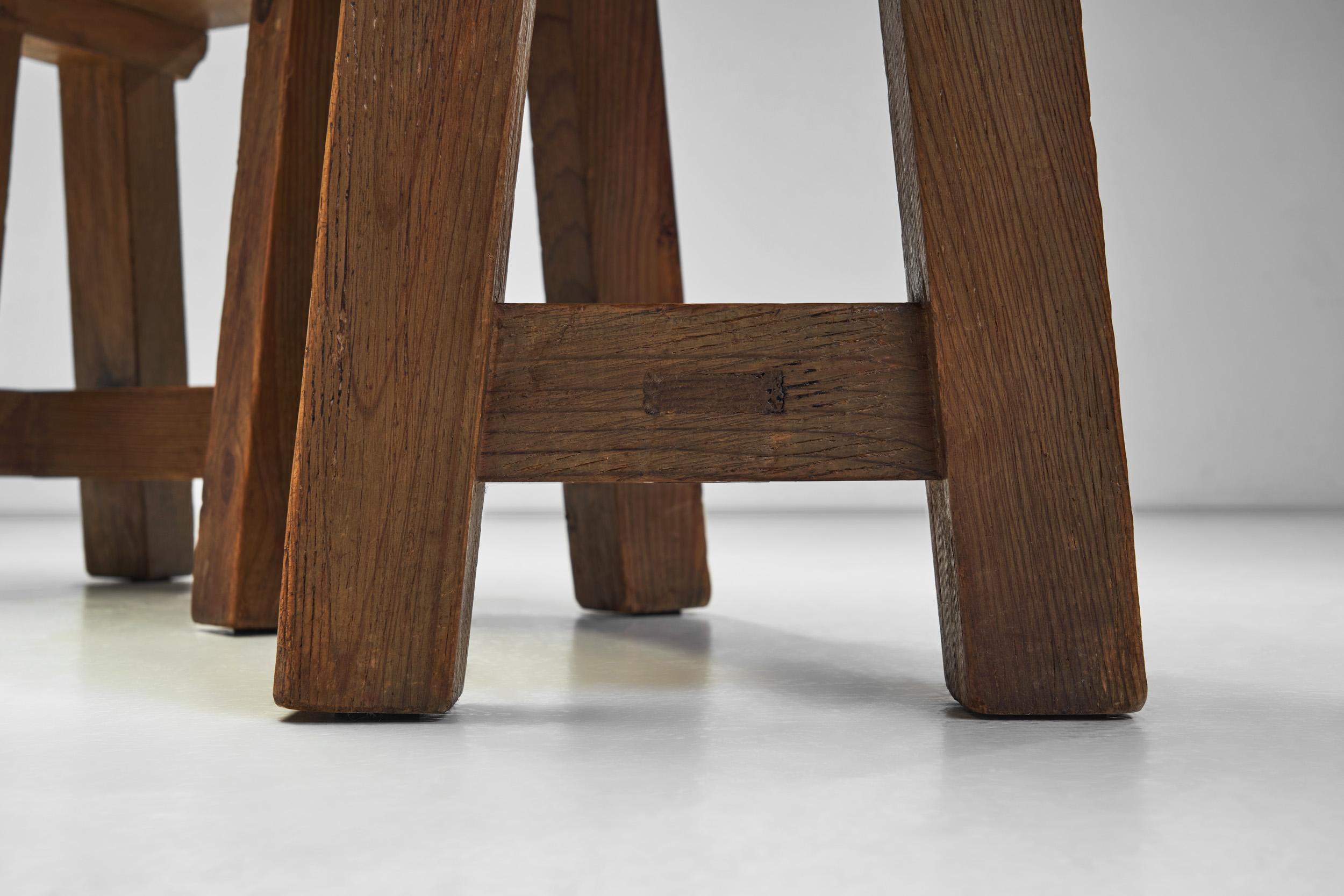 Pareja de bancos de madera brutalistas, Francia Años 60 en venta 9