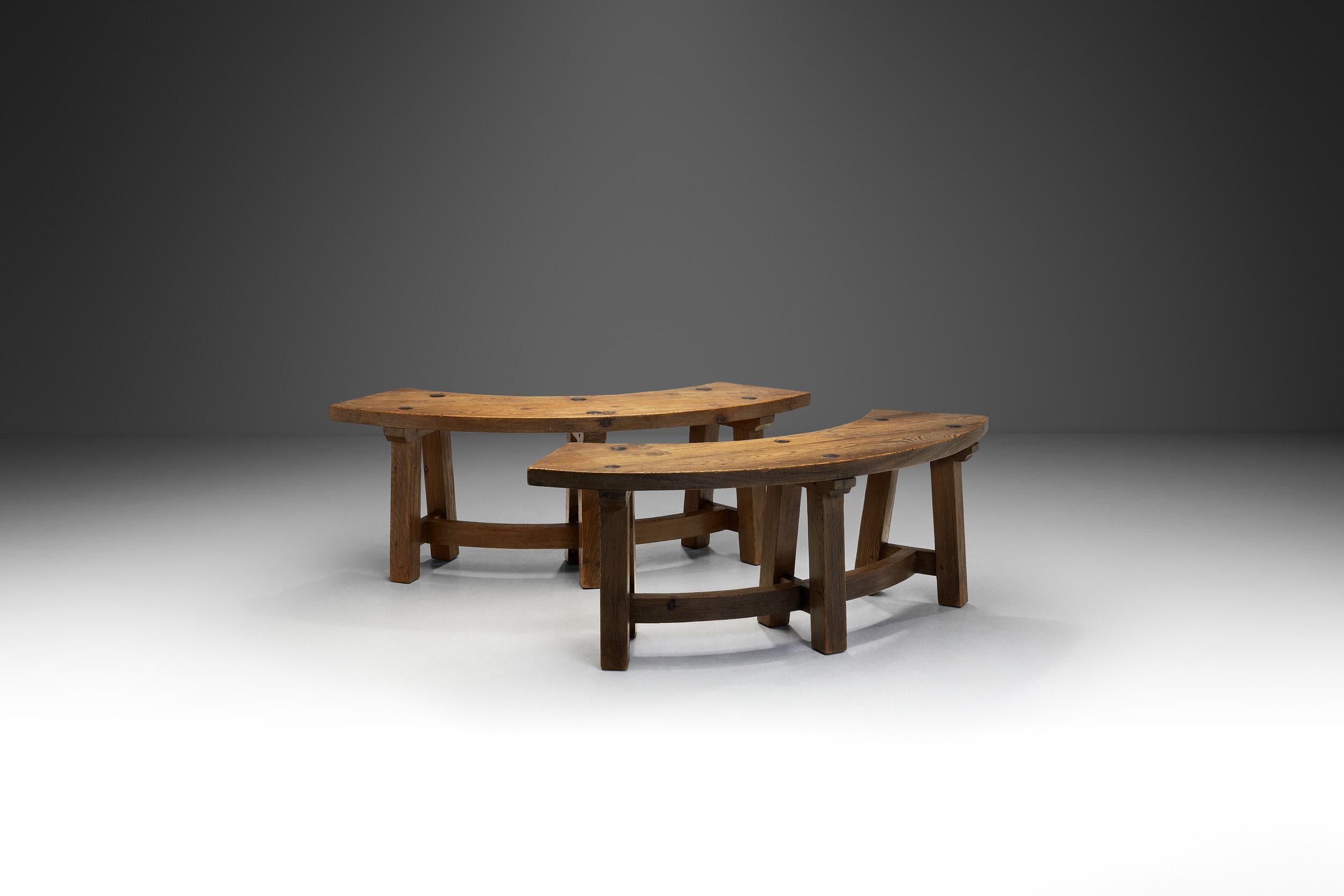 Pareja de bancos de madera brutalistas, Francia Años 60 en Bueno estado para la venta en Utrecht, NL