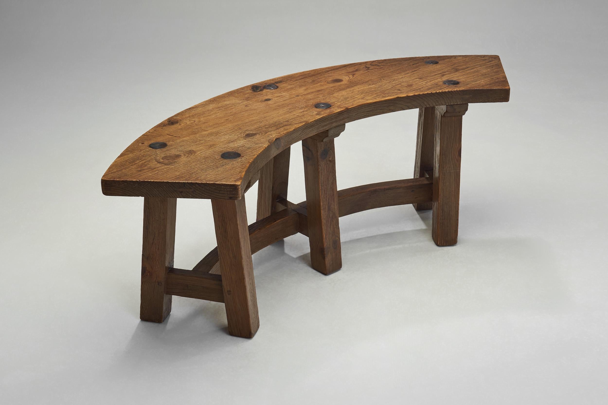 Pareja de bancos de madera brutalistas, Francia Años 60 mediados del siglo XX en venta