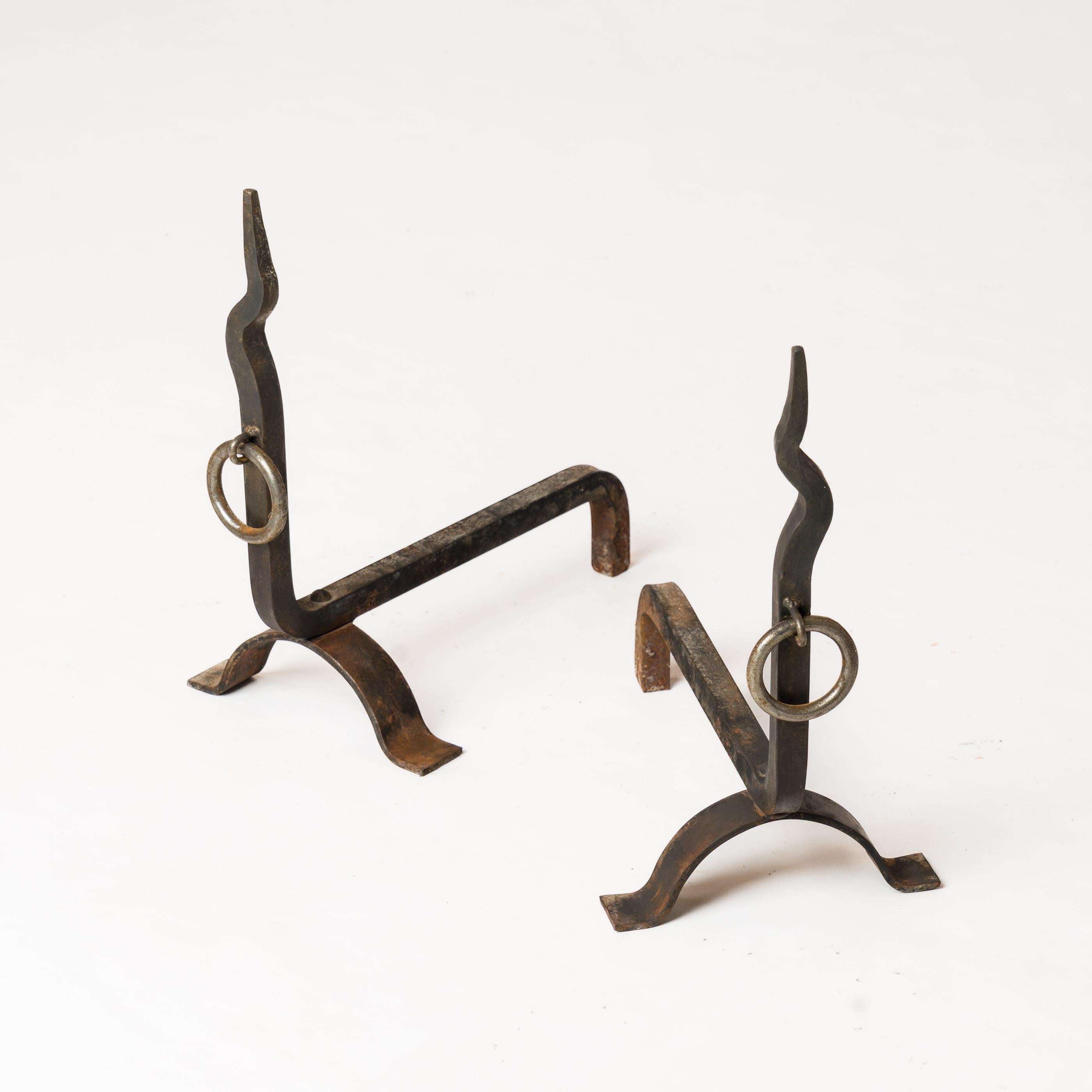 Paire de chenets en fer forgé avec une tige en forme de zig-zag et des poignées en forme de cerceau. En bonne condition vintage. C
Ces fers à repasser sont expédiés de France et peuvent être renvoyés soit en France, soit dans un établissement du