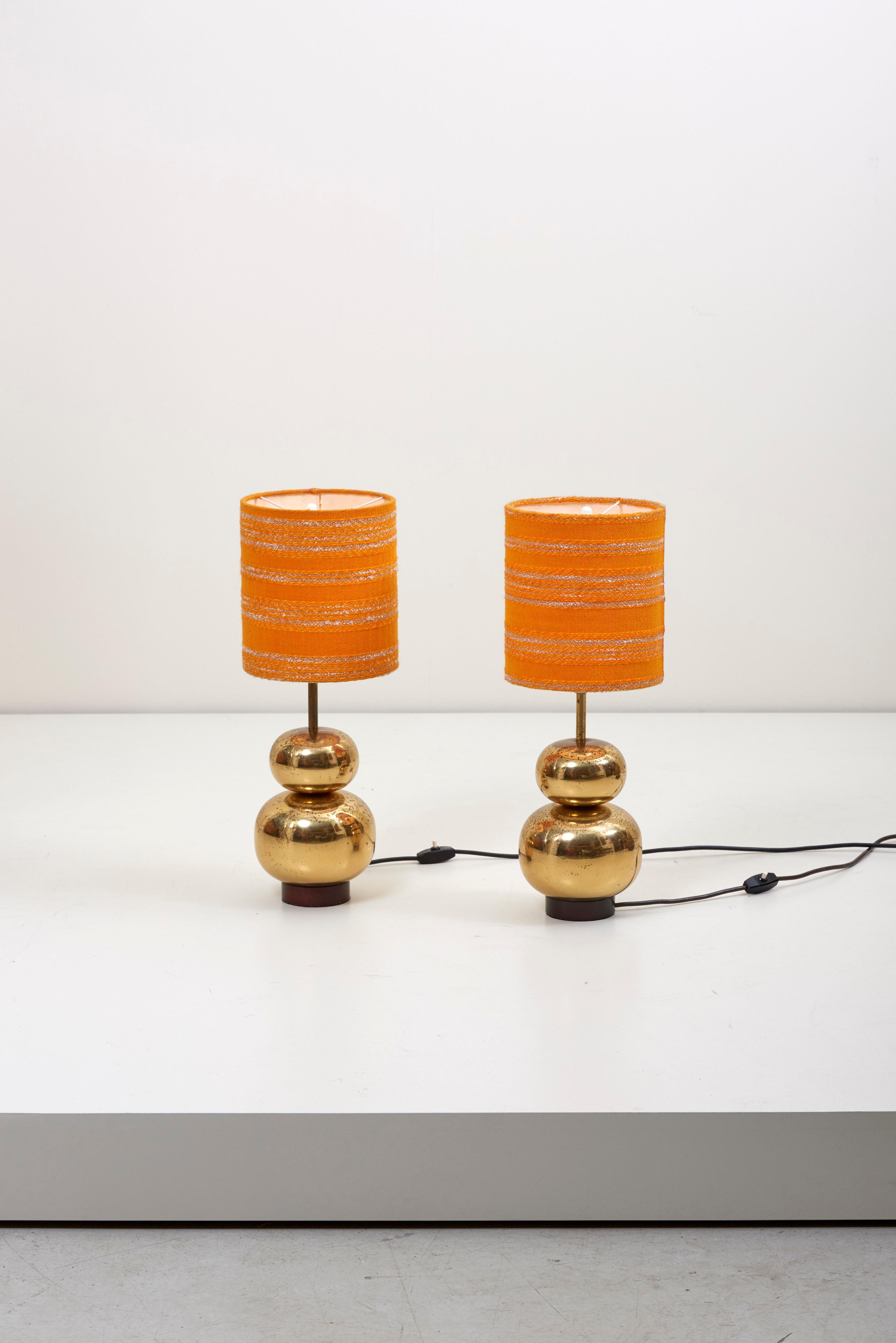 These lamps show a nice patina on the brass. One lamp has a little ding on the brass. 1 x model A / E27 bulb.
To be on the the safe side, the lamp should be checked locally by a specialist concerning local requirements.
   