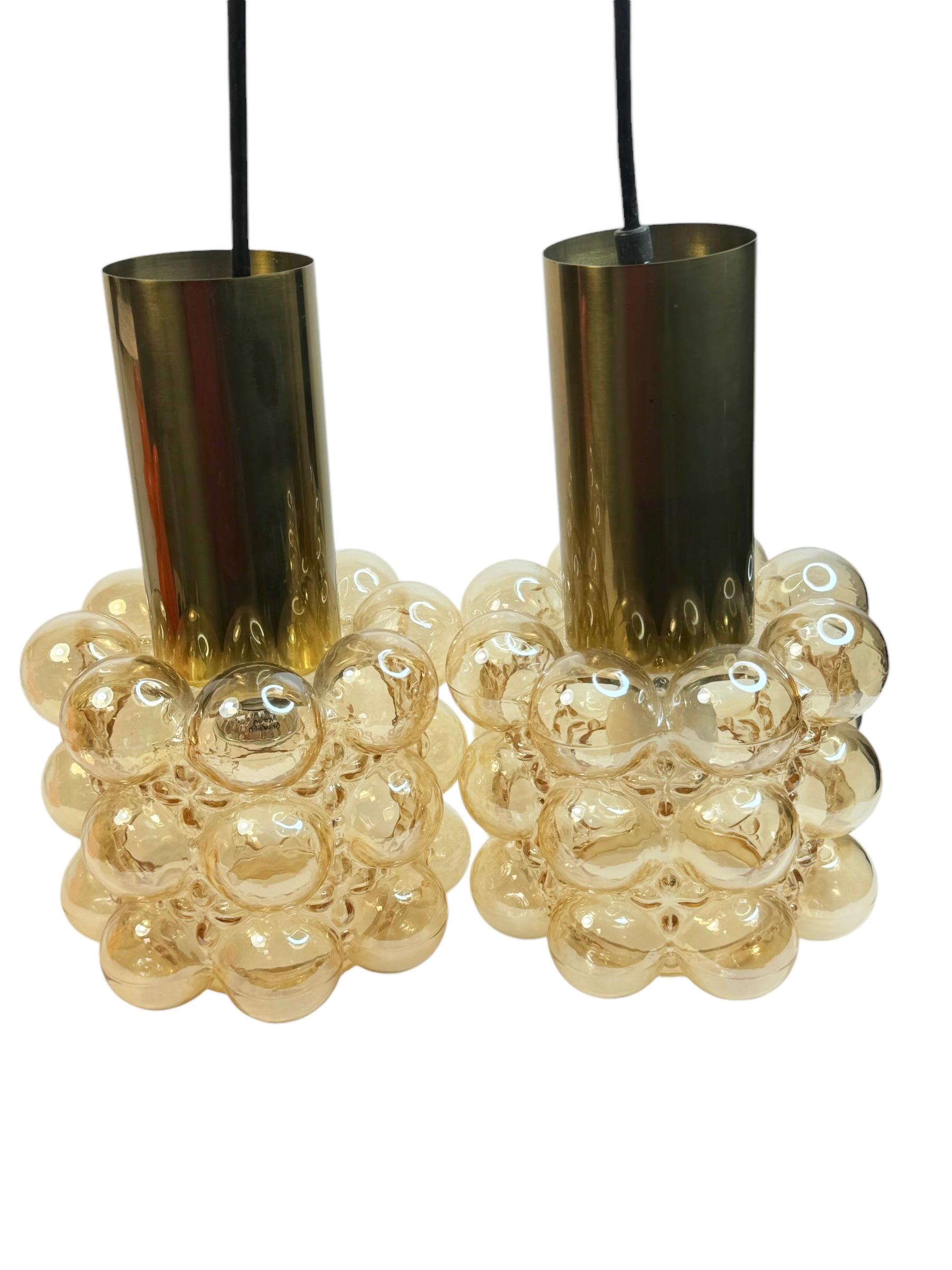 Ein atemberaubendes Paar Pendelleuchten aus Blasenglas, entworfen von Helena Tynell und Heinrich Gantenbrink für die Glashütte Limburg, hergestellt in Deutschland, ca. 1960er Jahre. Jede Hängeleuchte benötigt eine europäische E27 Edison-Glühbirne