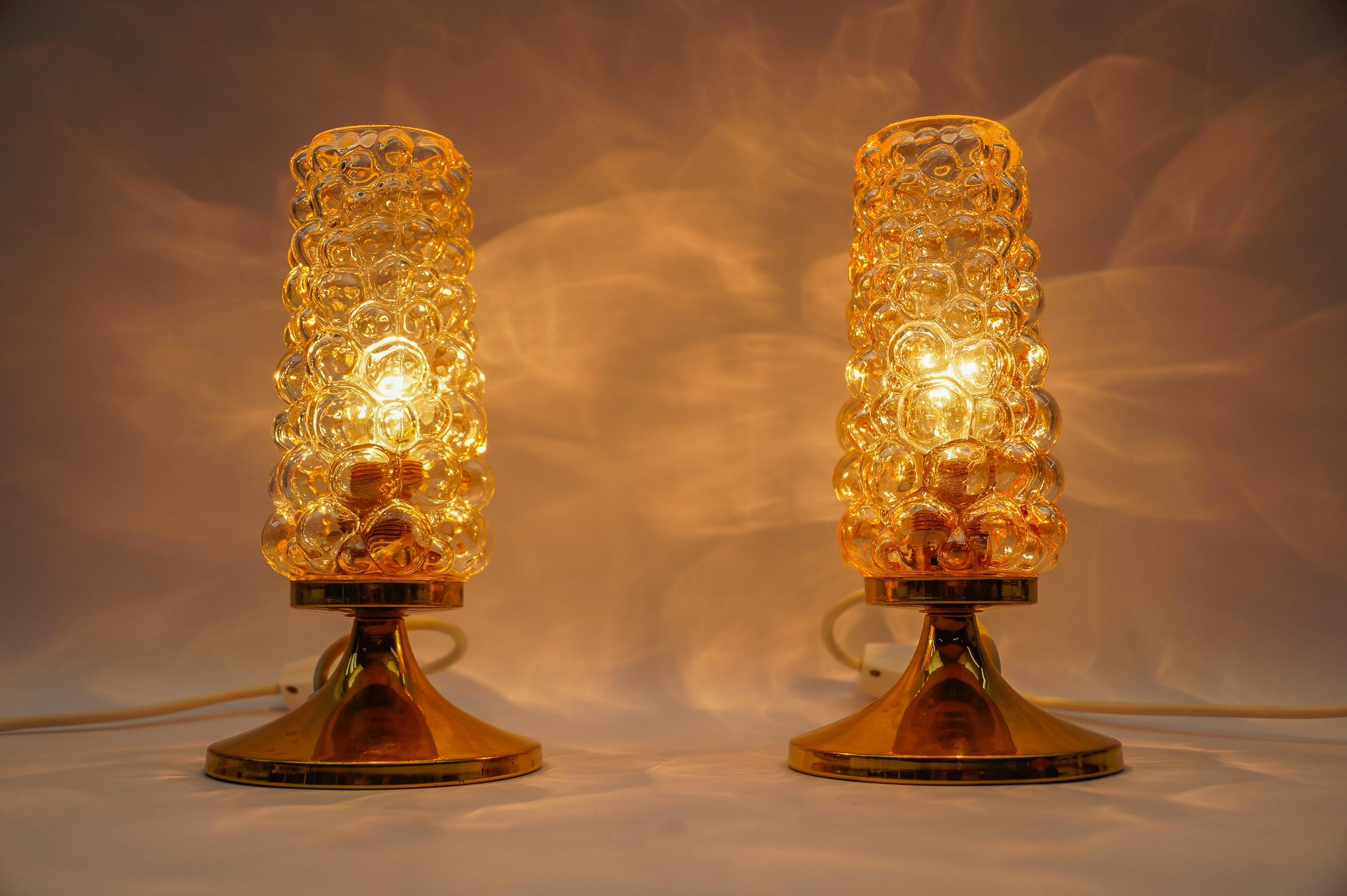 Die Lampen sind mit E14 Edison Schraubbirnen ausgeführt. Es ist in funktionstüchtigem Zustand. Er läuft sowohl mit 110 als auch mit 230 Volt.

Guter originaler Vintage-Zustand. Gebrauchs- und altersgemäße Abnutzung.
 