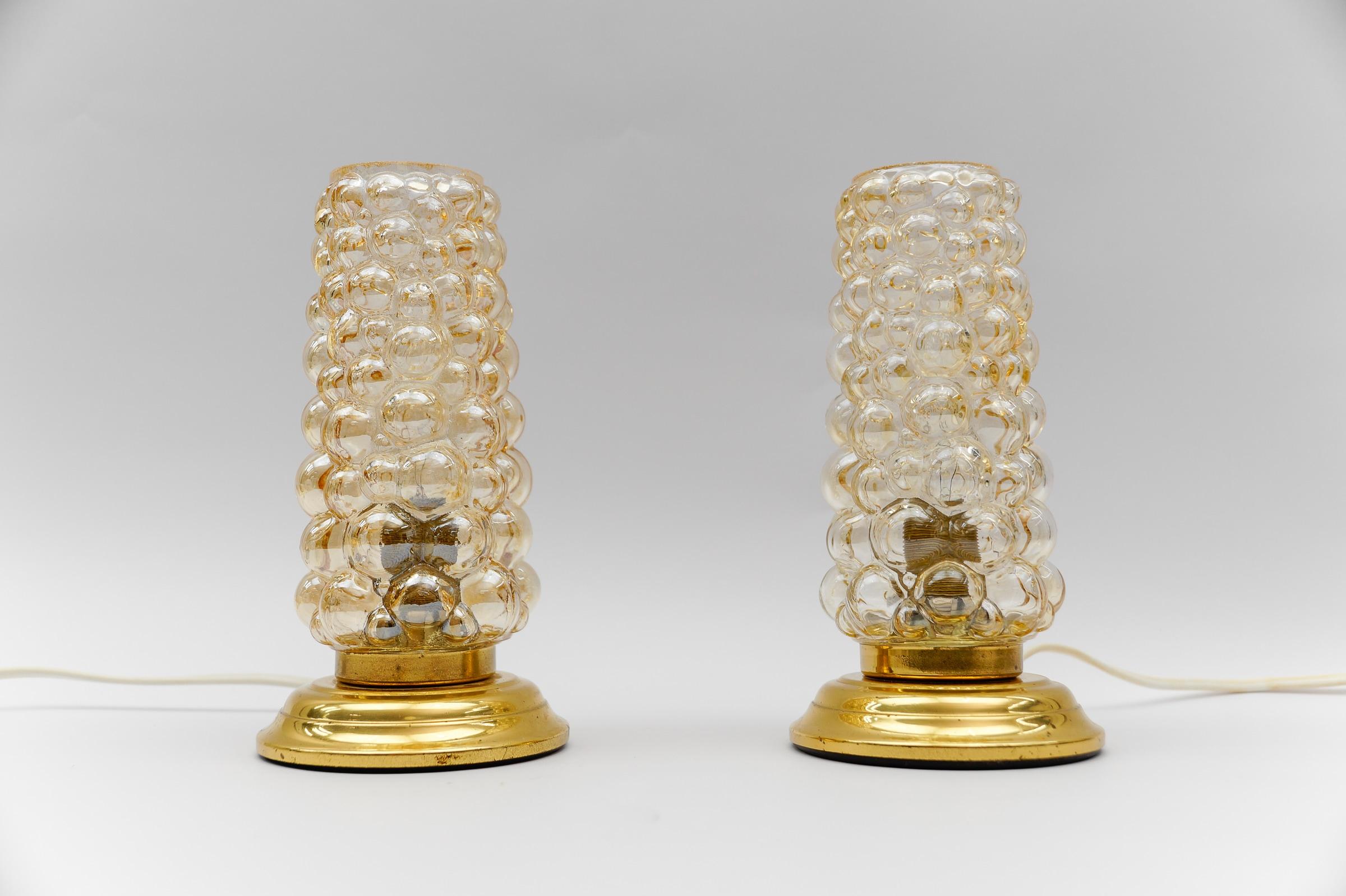 Die Lampen sind mit E14 Edison Schraubbirnen ausgeführt. Es ist in funktionstüchtigem Zustand. Er läuft sowohl mit 110 als auch mit 230 Volt.

Guter originaler Vintage-Zustand. Gebrauchs- und altersgemäße Abnutzung.
 