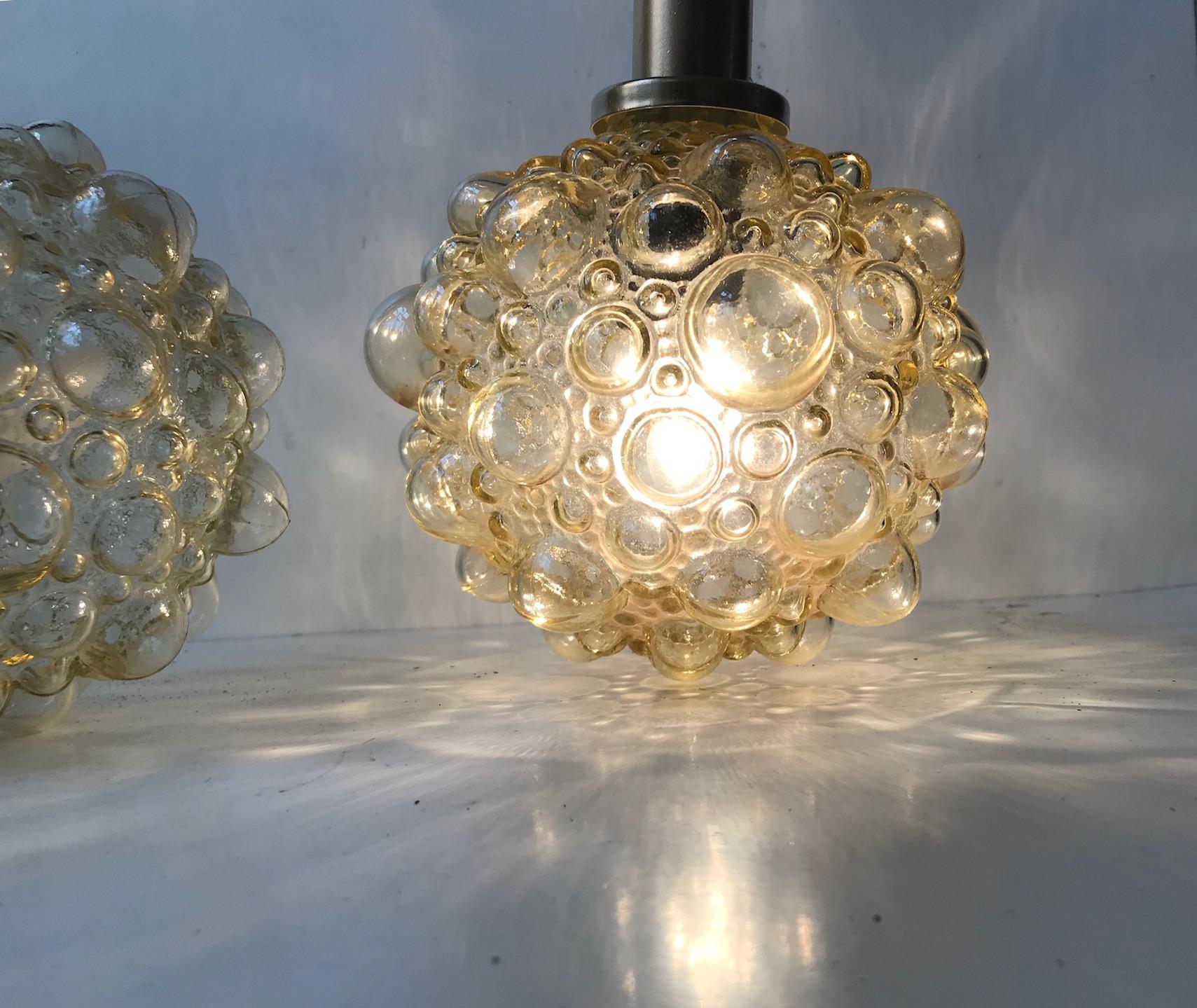 Paar Blasen-Pendelleuchten von Helena Tynell für Glashütte Limburg, 1960er Jahre (Deutsch) im Angebot