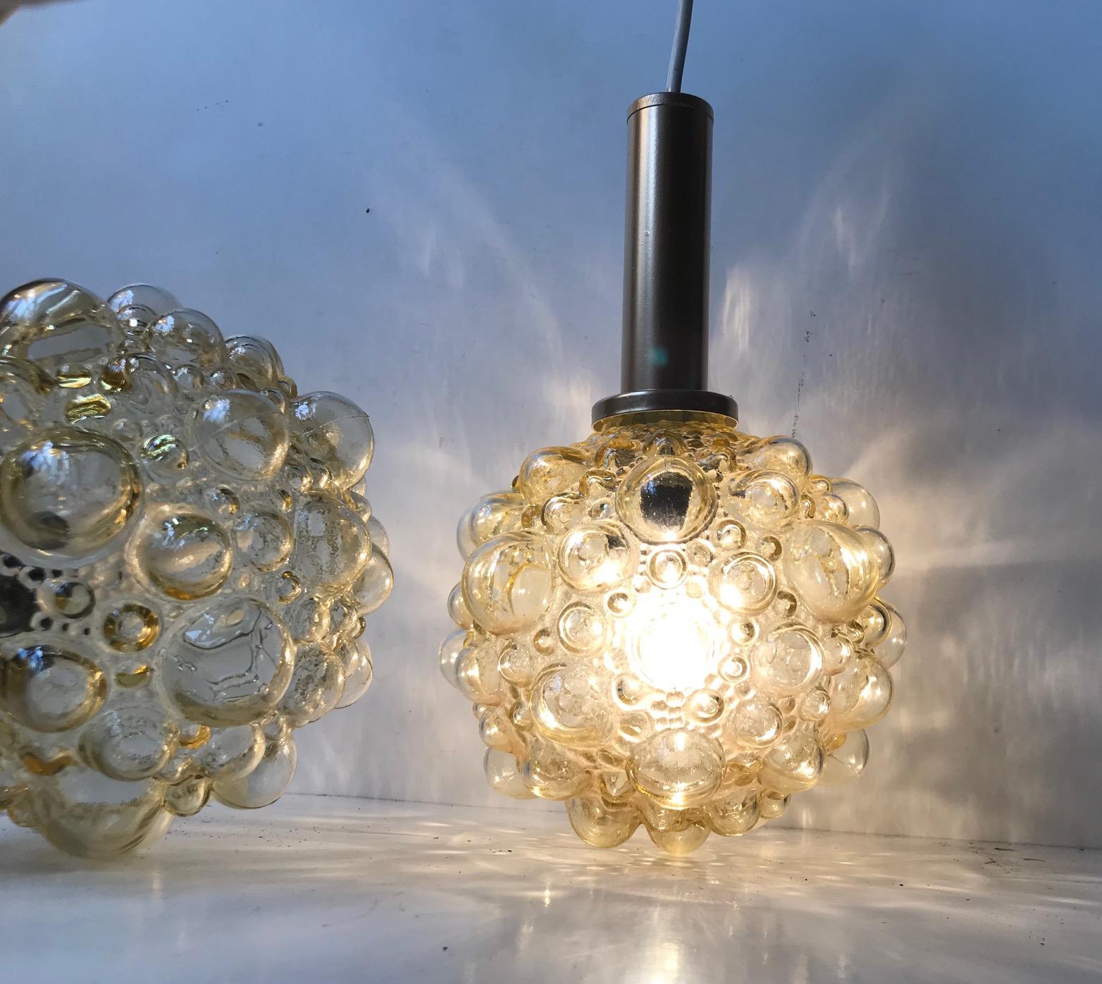 Coppia di lampade a sospensione a bolla di Helena Tynell per Glashütte Limburg, anni '60 In condizioni buone in vendita a Esbjerg, DK