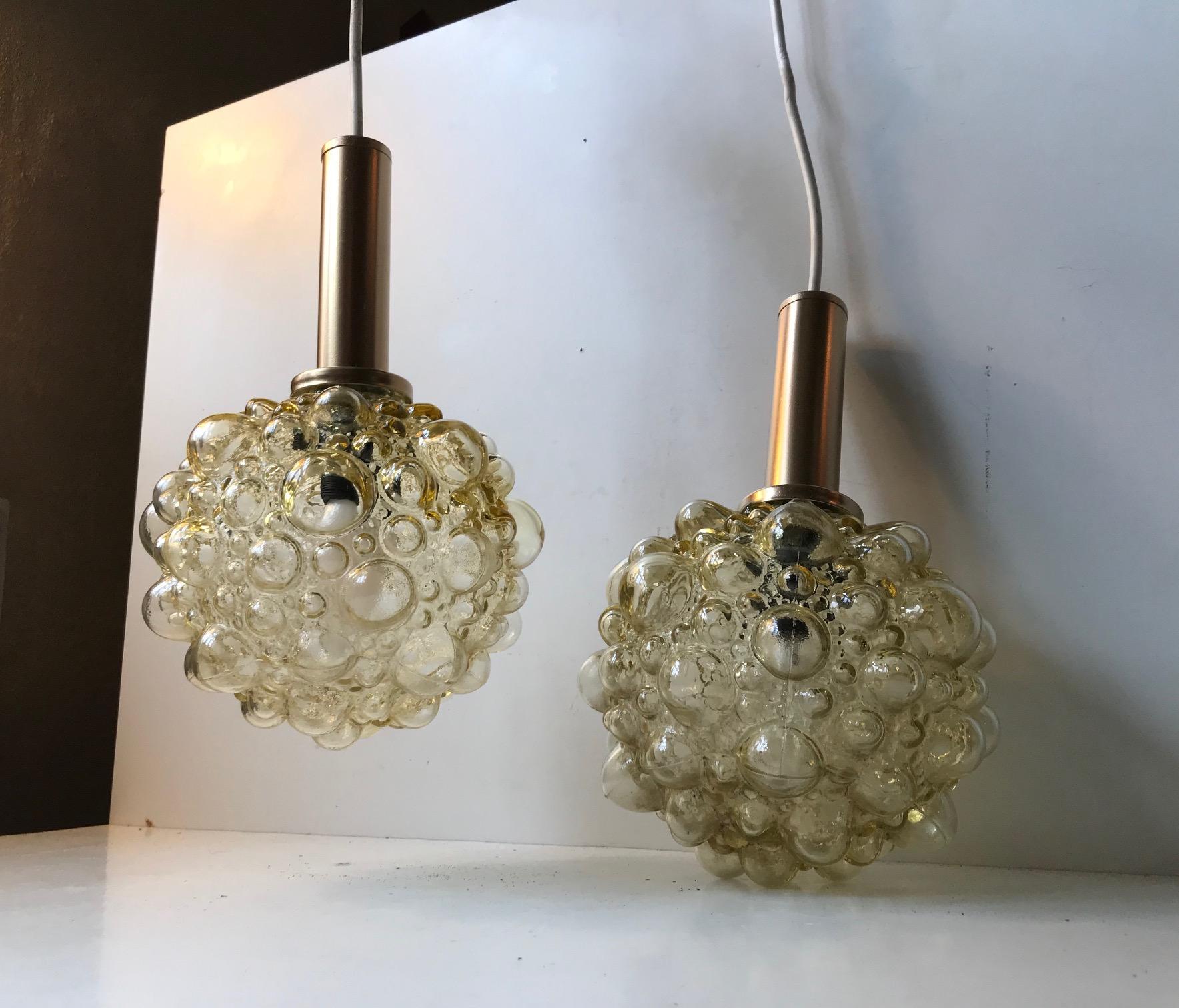 Vetro Coppia di lampade a sospensione a bolla di Helena Tynell per Glashütte Limburg, anni '60 in vendita