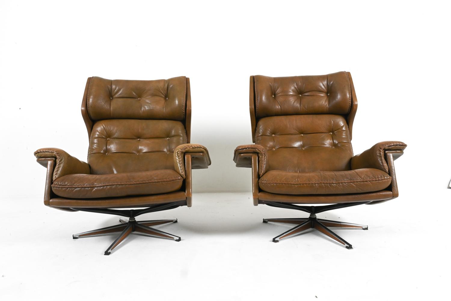 20ième siècle Paire de chaises pivotantes en cuir de buffle par Arne Norell, Suédois, années 1960 en vente