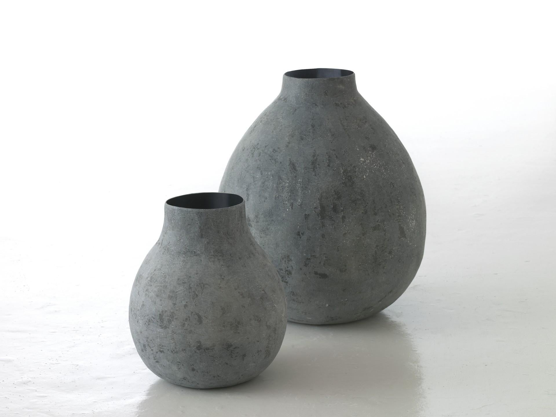 Pair of Bulbo Vases by Imperfettolab
Dimensions: 
Ø 38 x H 45 cm
Ø 32 x H 42 cm
Materials: raw material


Imperfetto Lab
Who we are ? We are a family.
Verter Turroni, Emanuela Ravelli and our children Elia, Margherita and Eusebio.
All