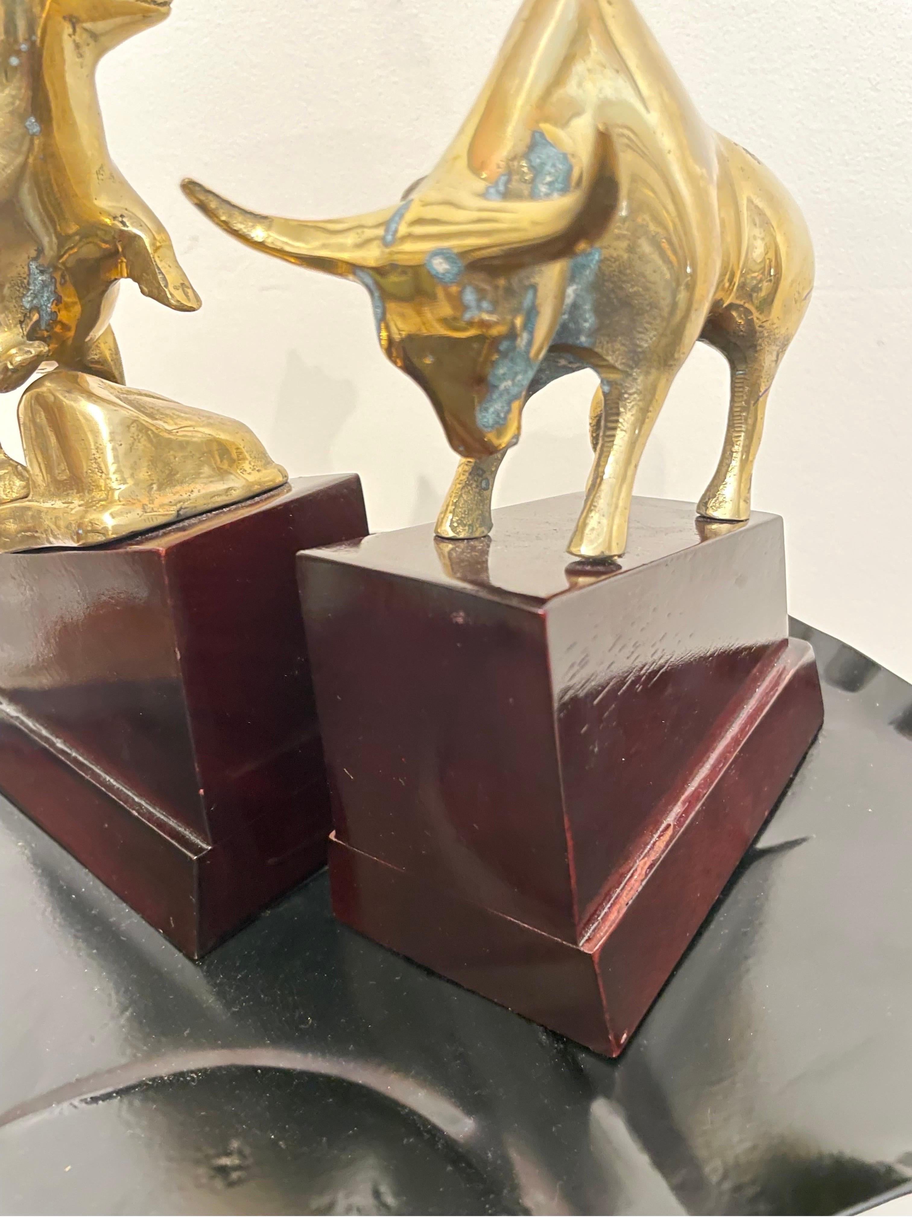 Coppia di reggilibri in ottone con toro e orso su base in Wood In condizioni buone in vendita a West Palm Beach, FL
