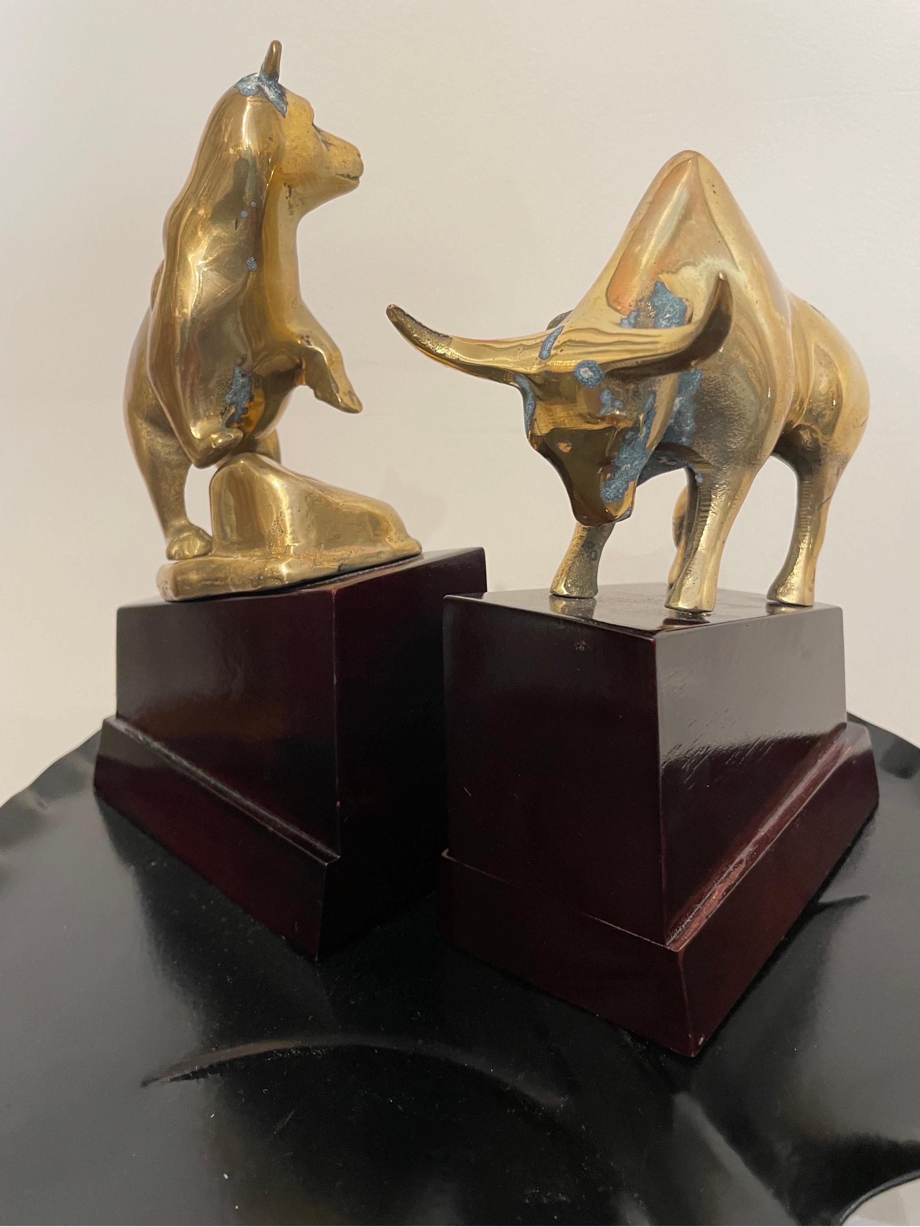 Pair of Bull & Bear Brass Bookends on Wood Bases In Good Condition For Sale In West Palm Beach, FL