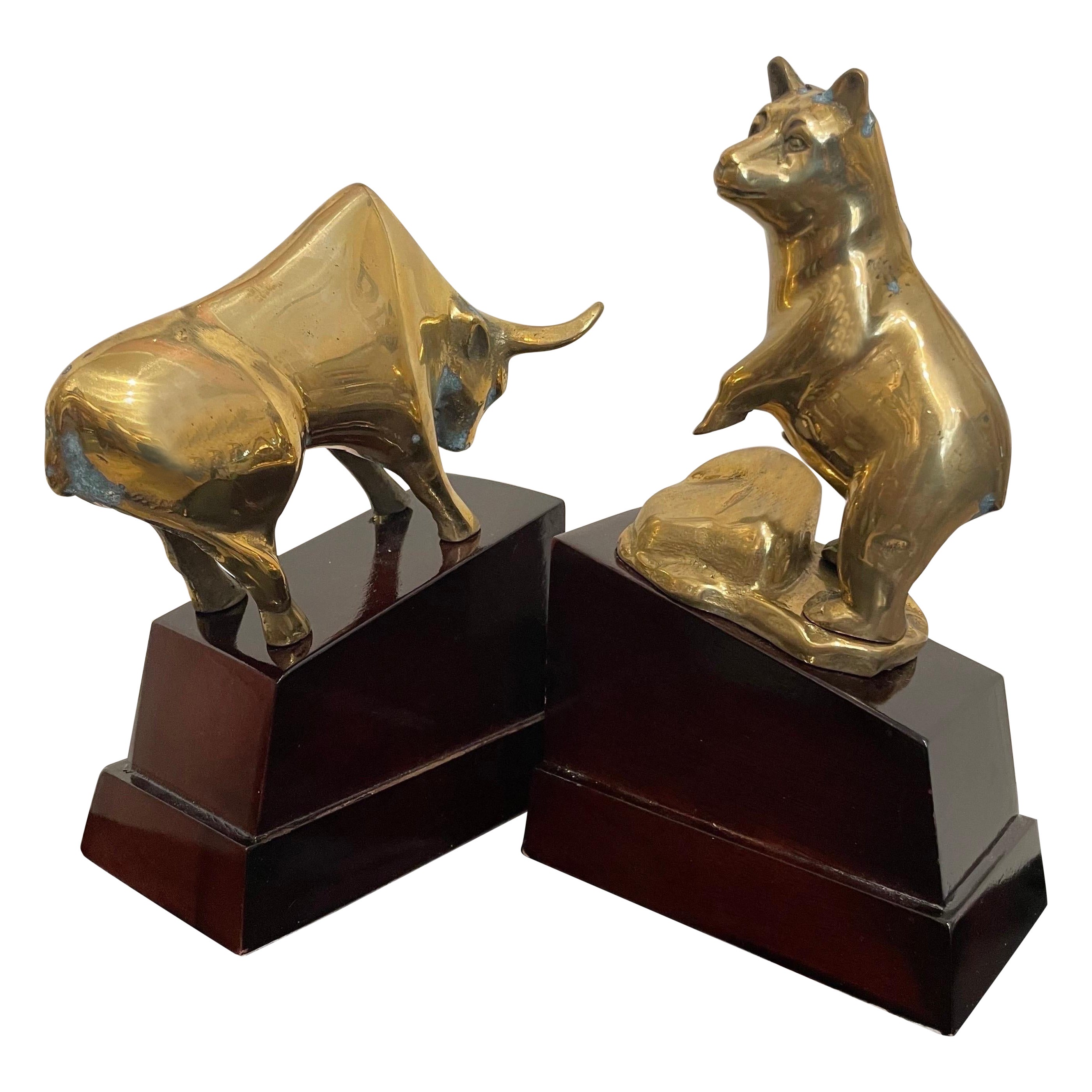 Coppia di reggilibri in ottone con toro e orso su base in Wood