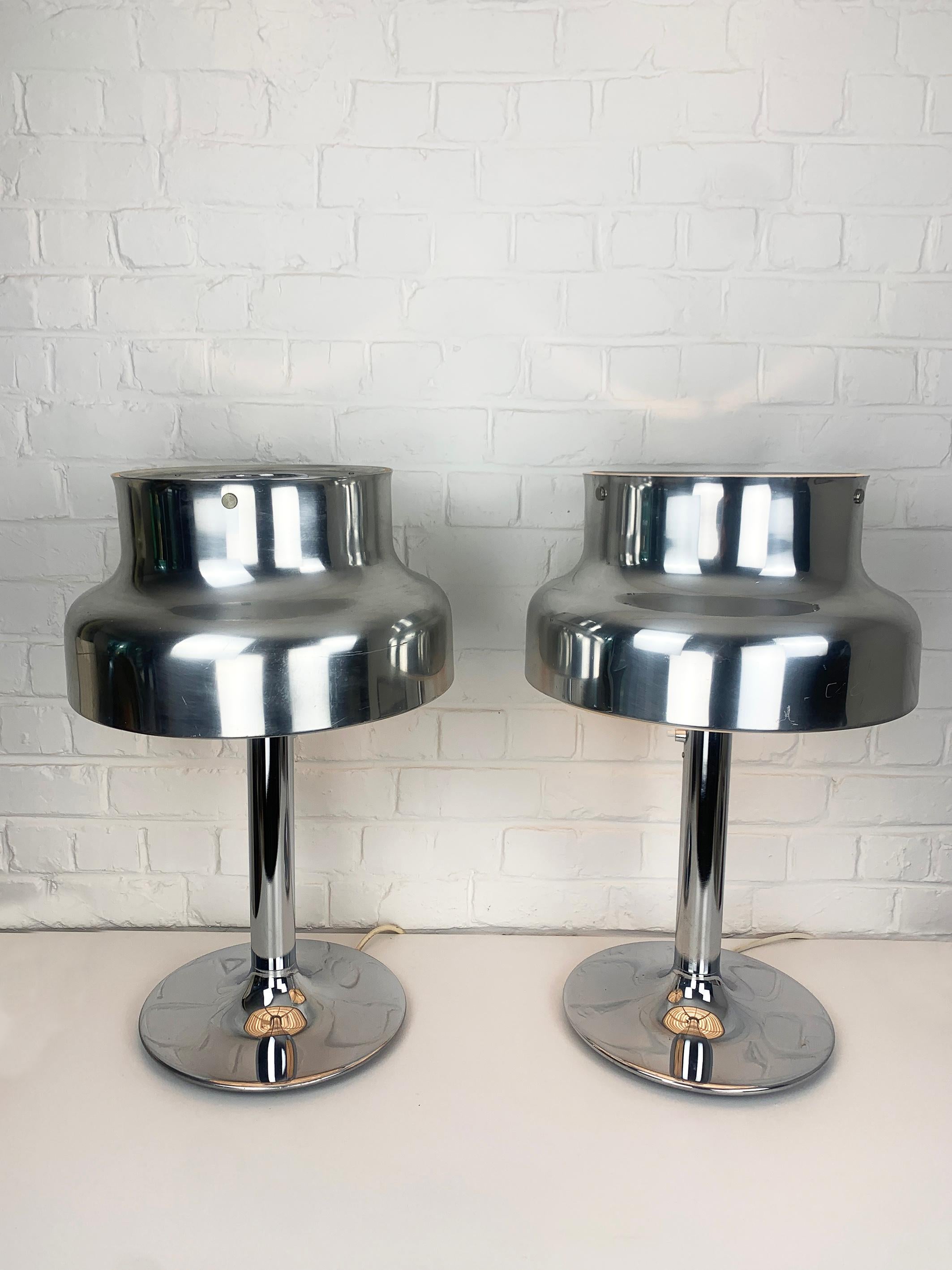 Rare paire de lampes de table Bumling en aluminium/chrome. Les deux lampes sont étiquetées. 

La série de lampes Bumling a été conçue par Anders Pehrson pour Ateljé Lyktan à Åhus, en Suède, à la fin des années 1960. 

Né en 1912, Anders Pehrson a