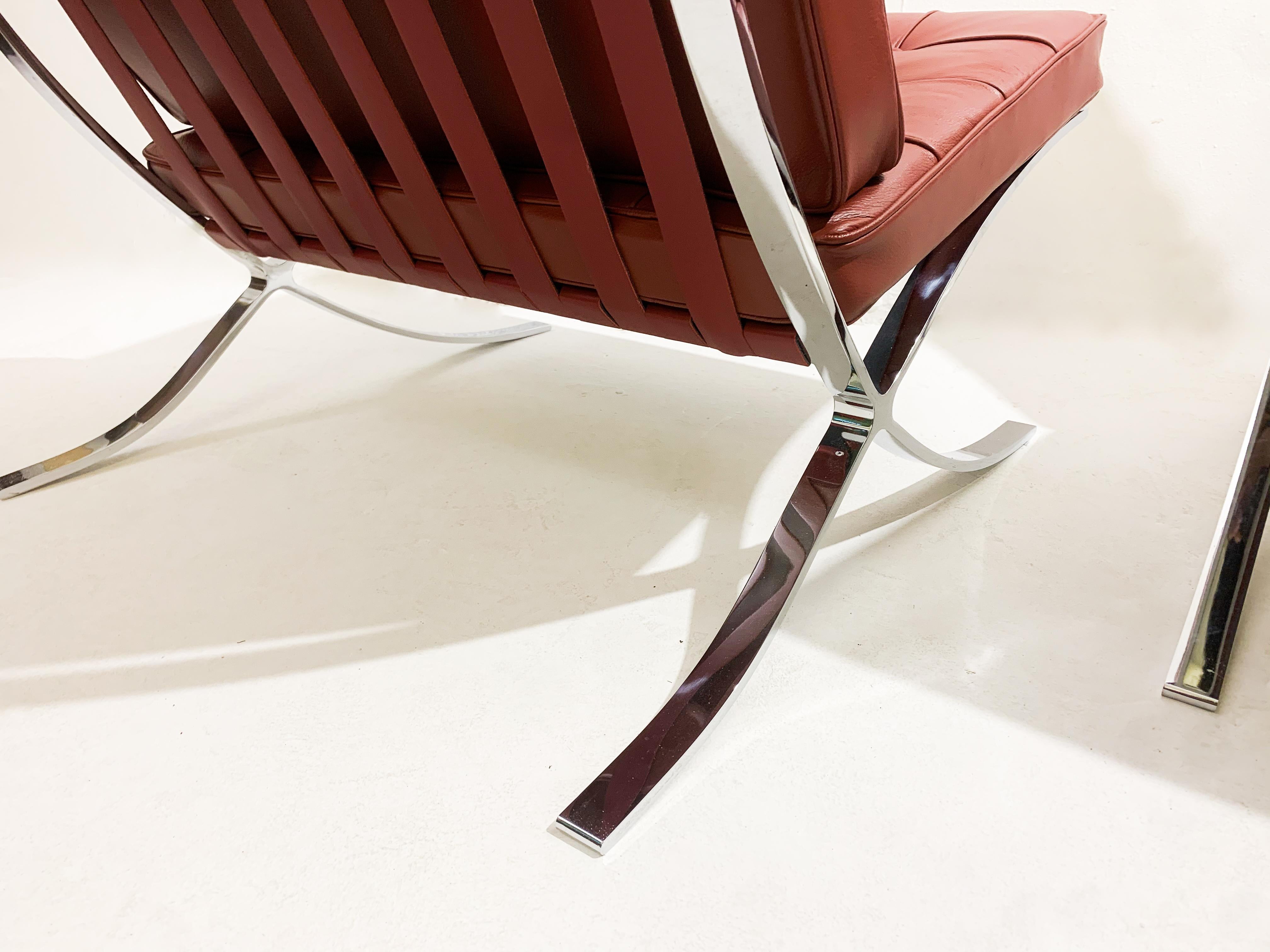 Pair of Burgundy Leather Barcelona Chairs by Mies Van Der Rohe for Knoll, 1990s In Good Condition For Sale In Brussels, BE