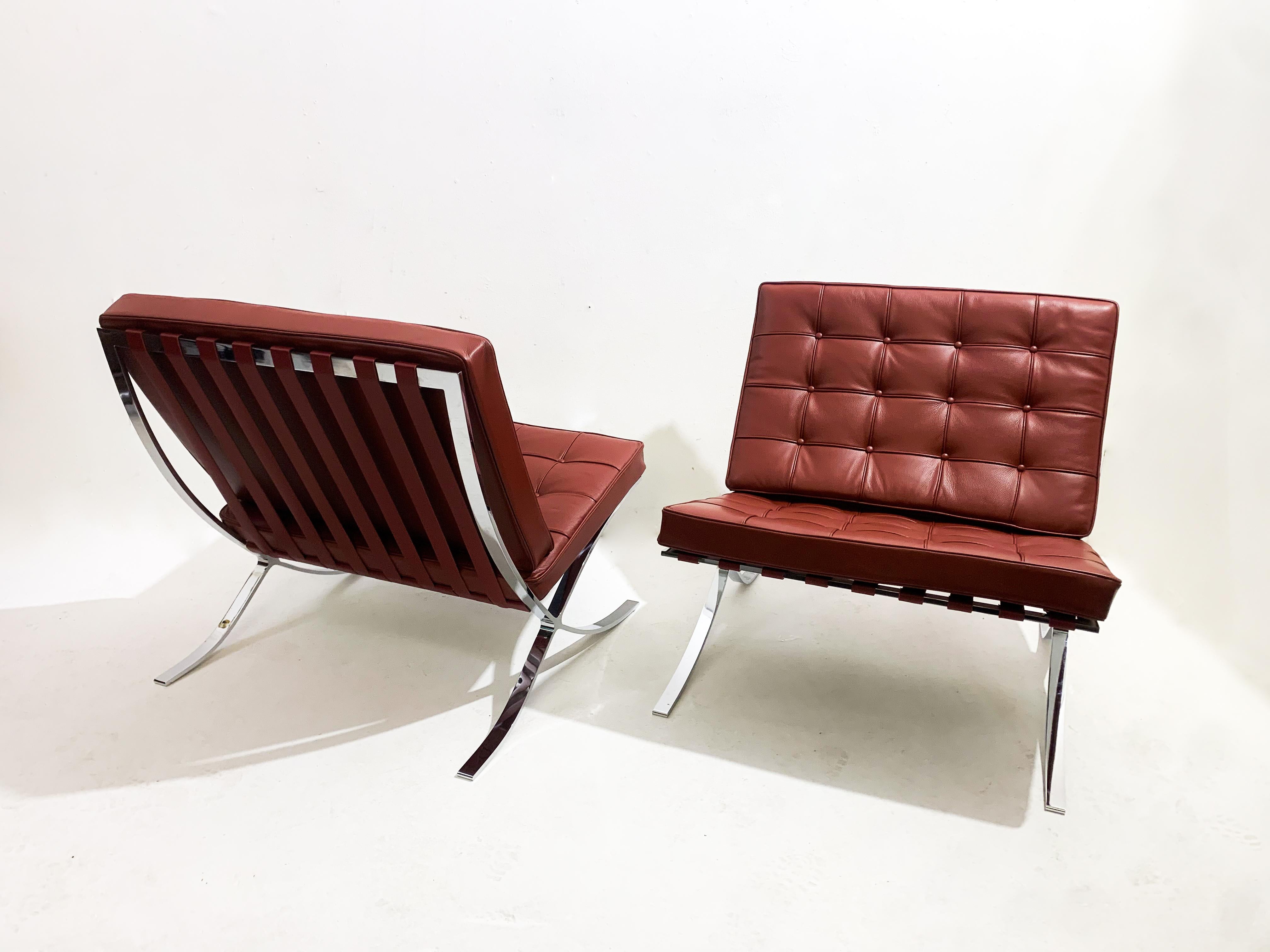 Pair of Burgundy Leather Barcelona Chairs by Mies Van Der Rohe for Knoll, 1990s For Sale 1