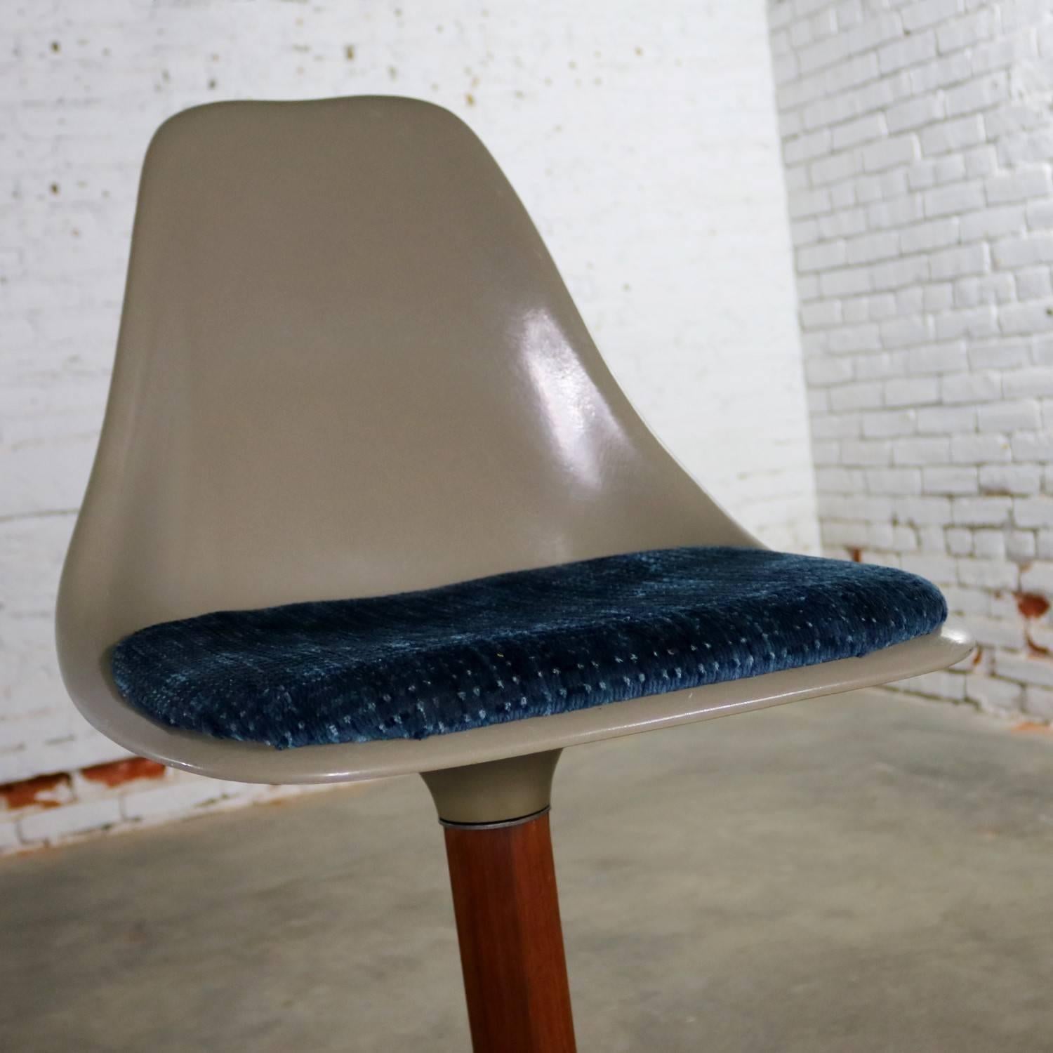 Pair of Burke Swivel Bar Stools Mid-Century Modern Fiberglass Shell Fabric Seat 3