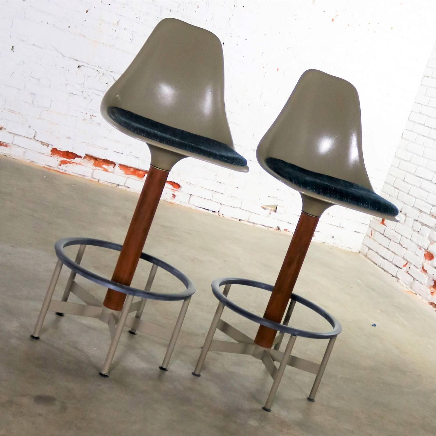 Paar Burke Swivel Bar Hocker Mid-Century Modern Fiberglas Shell Stoff Sitz (Moderne der Mitte des Jahrhunderts)