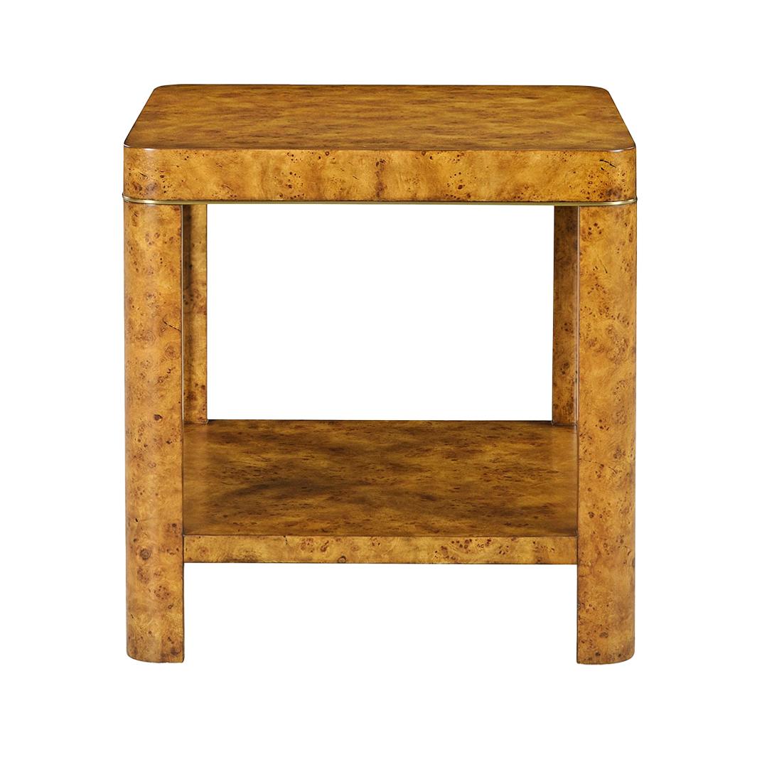 Dotée d'un plateau et de pieds aux bords arrondis et lisses, cette table carrée incarne l'élégance du style Art déco classique. Fabriqué à partir de placage rustique de ronce de Mappa, ses motifs de grain uniques apportent chaleur et texture