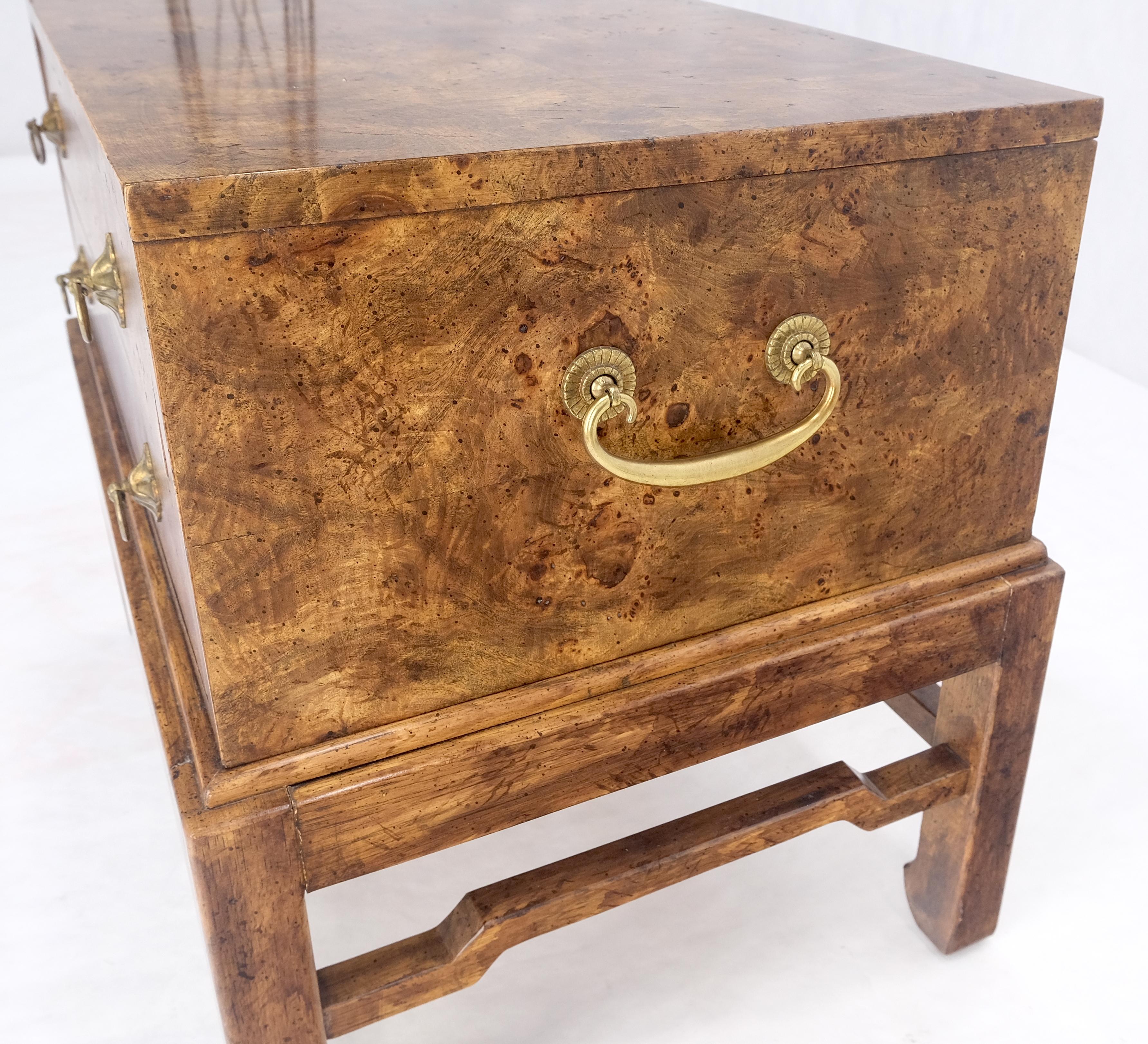 Pair of Burl Asian Campaigner Fusion 2 Schublade Night Stands End Table Brass Pulls MINT!
