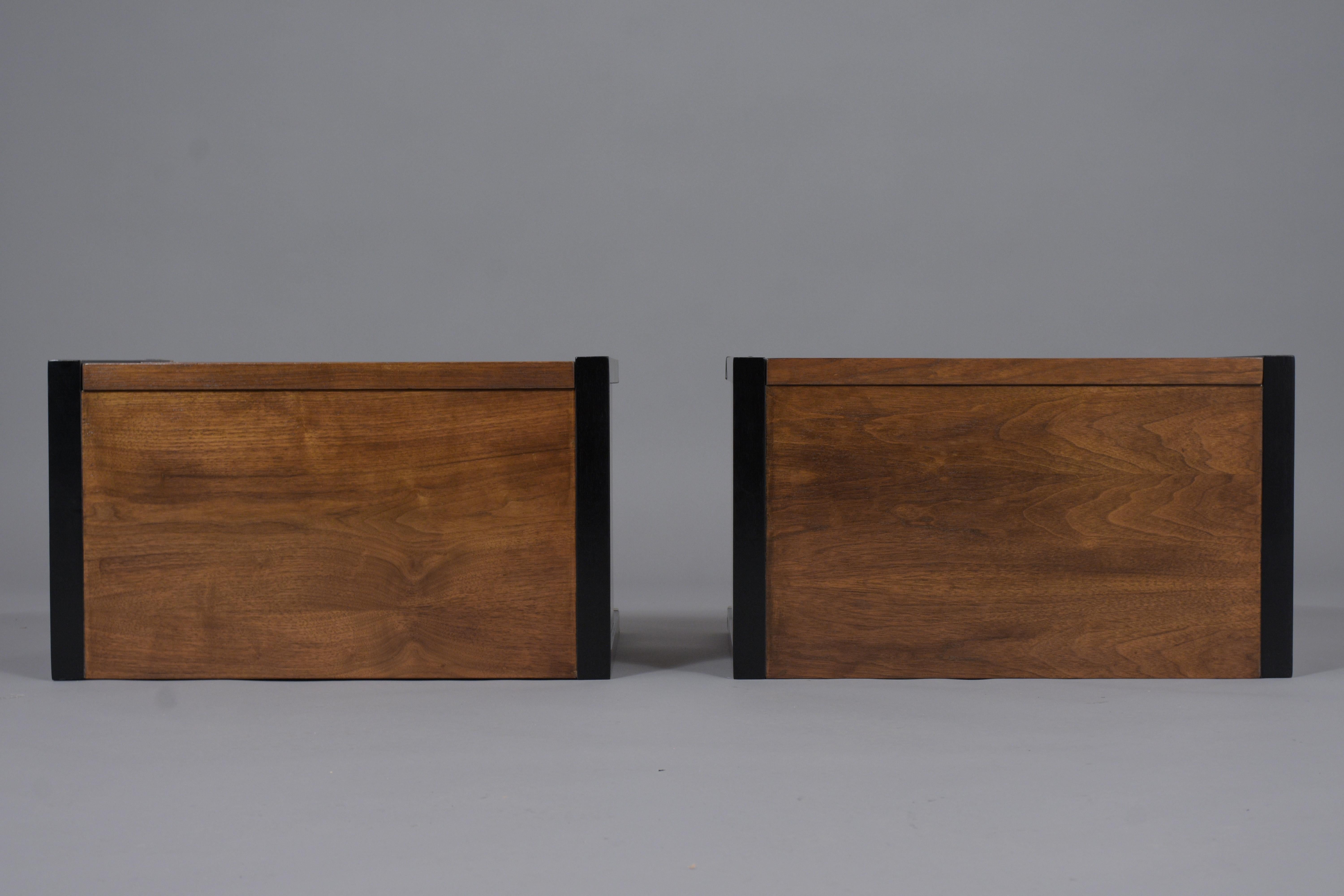 Pair of Burl Mid-Century Nightstands 3