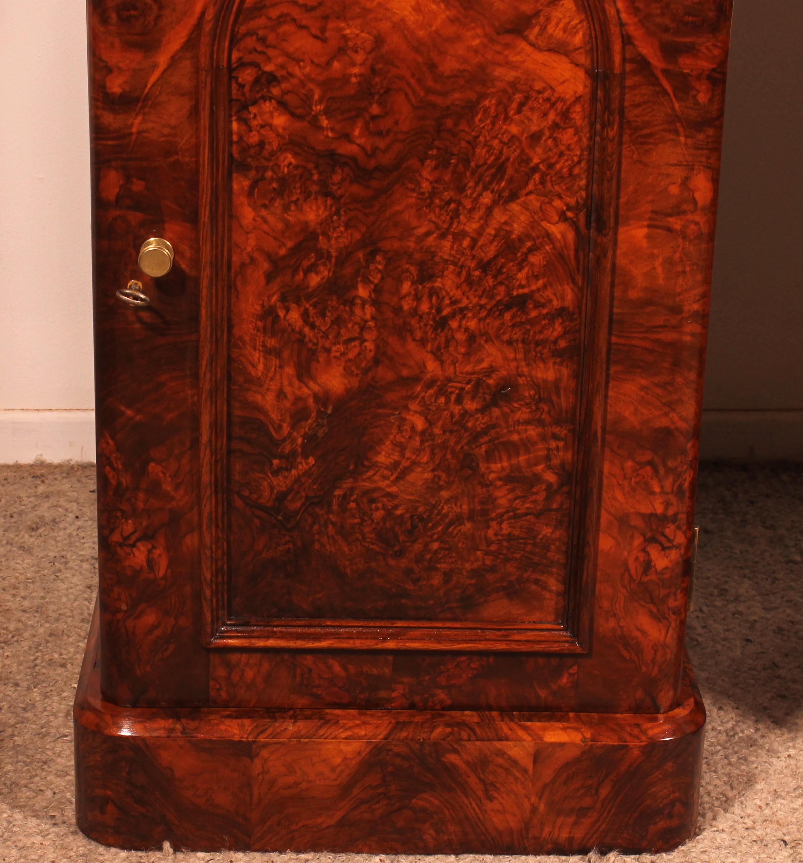 Pair Of Burl Walnut Bedside Tables - 19th Century For Sale 5