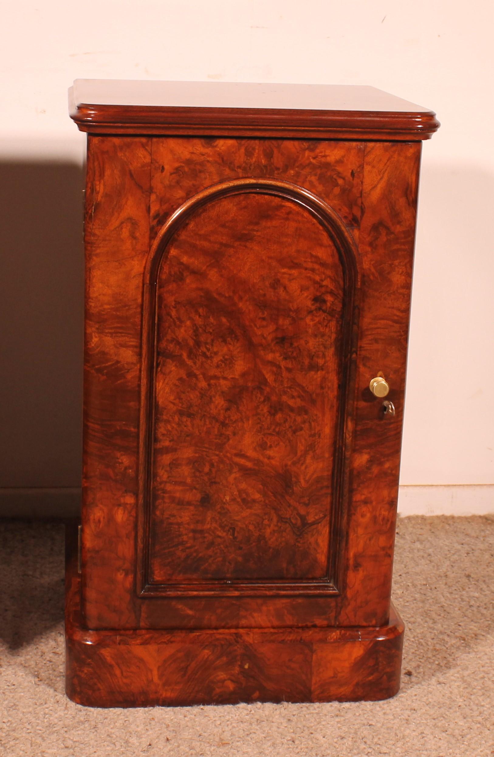 Early Victorian Pair Of Burl Walnut Bedside Tables - 19th Century For Sale