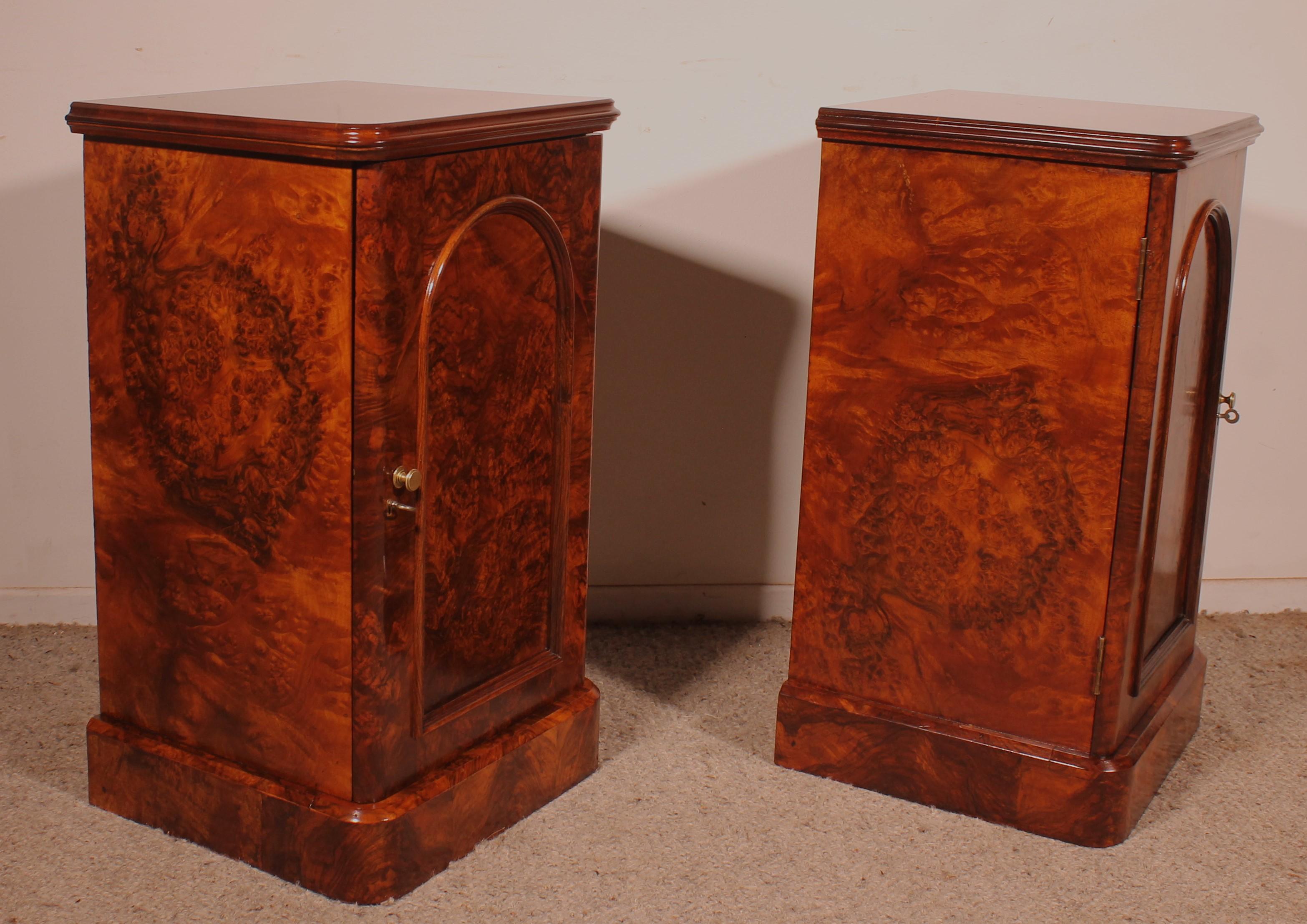 British Pair Of Burl Walnut Bedside Tables - 19th Century For Sale