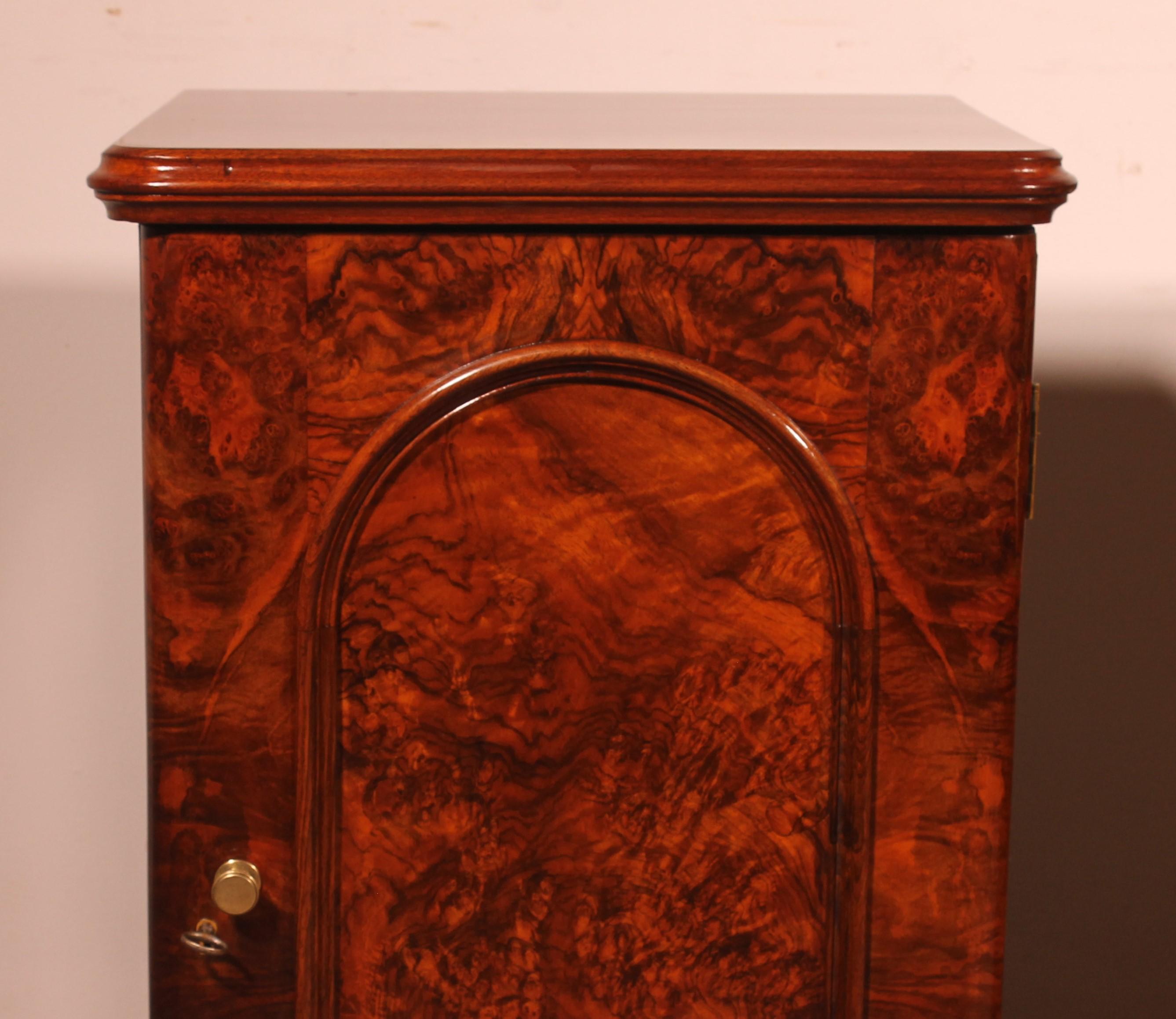 Pair Of Burl Walnut Bedside Tables - 19th Century For Sale 4