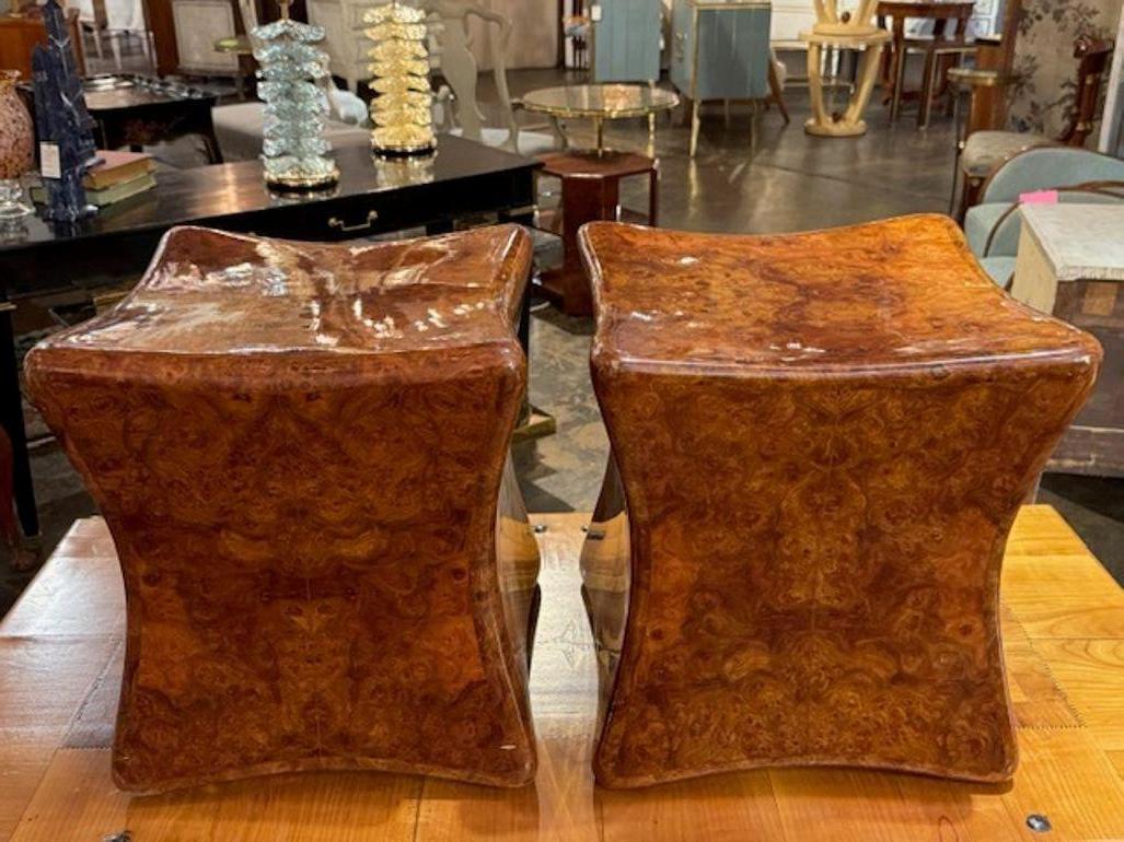 La paire de tabourets en bois de ronce de noyer est un ensemble de deux tabourets magnifiquement fabriqués en bois de ronce de noyer luxueux. Ces tabourets sont parfaits pour ajouter une touche d'élégance et de sophistication à n'importe quelle