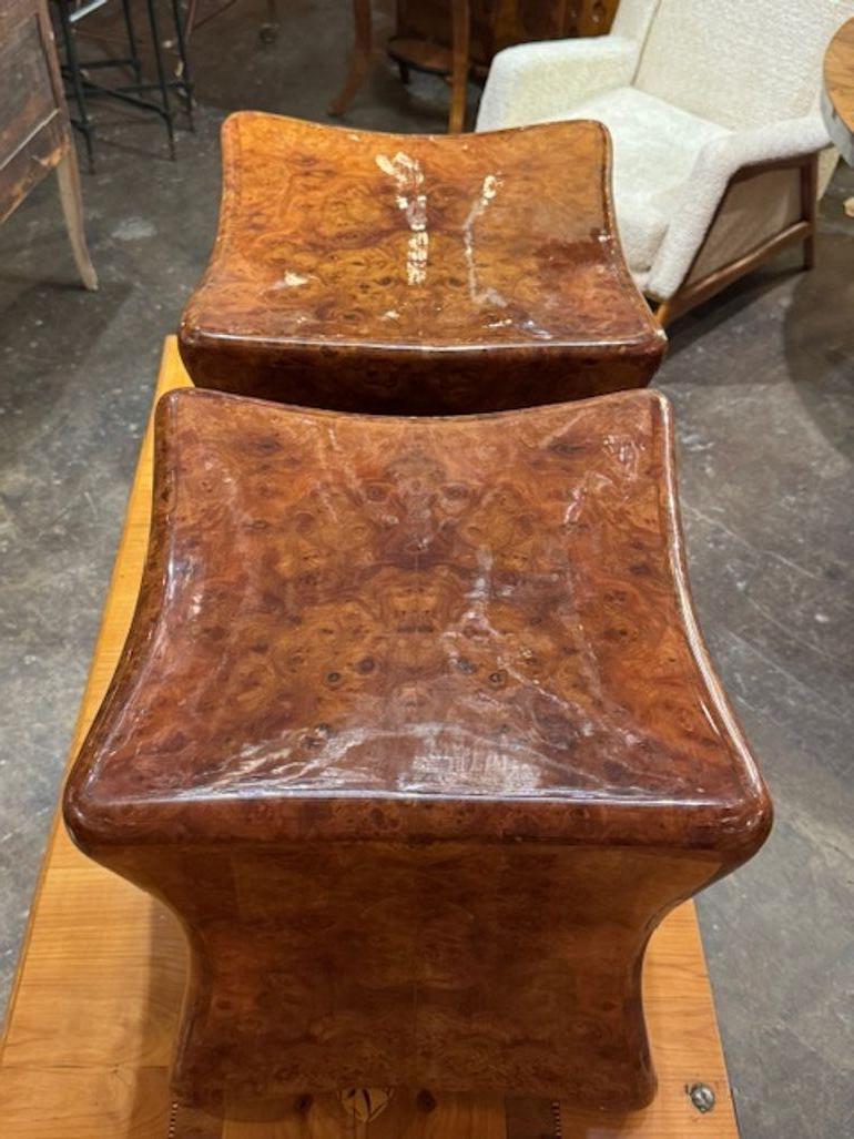 italien Paire de tabourets en bois de ronce de noyer en vente