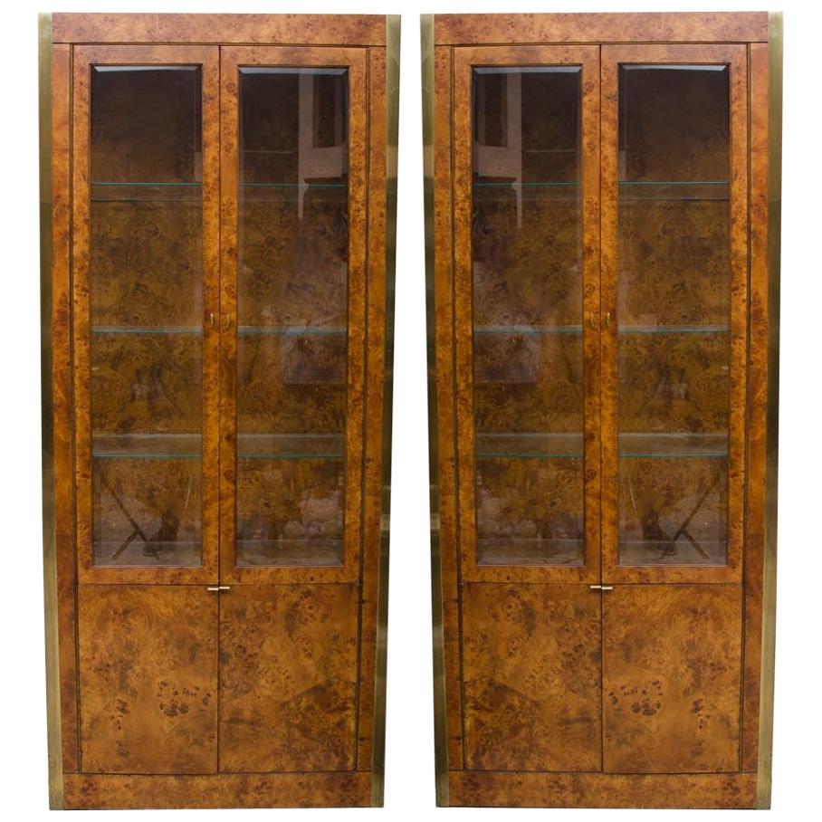 La pareja de vitrinas de porcelana de Tomlinson es un excelente ejemplo de su calidad y diseño intemporales. Este armario superior rectangular presenta dos puertas con paneles de cristal y tiradores en tono latón, que se abren a tres estantes de