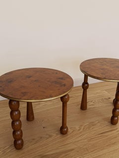 Paar Drinks-Tische aus Wurzelholz mit gedrechselten Beinen und messinggefassten Platten