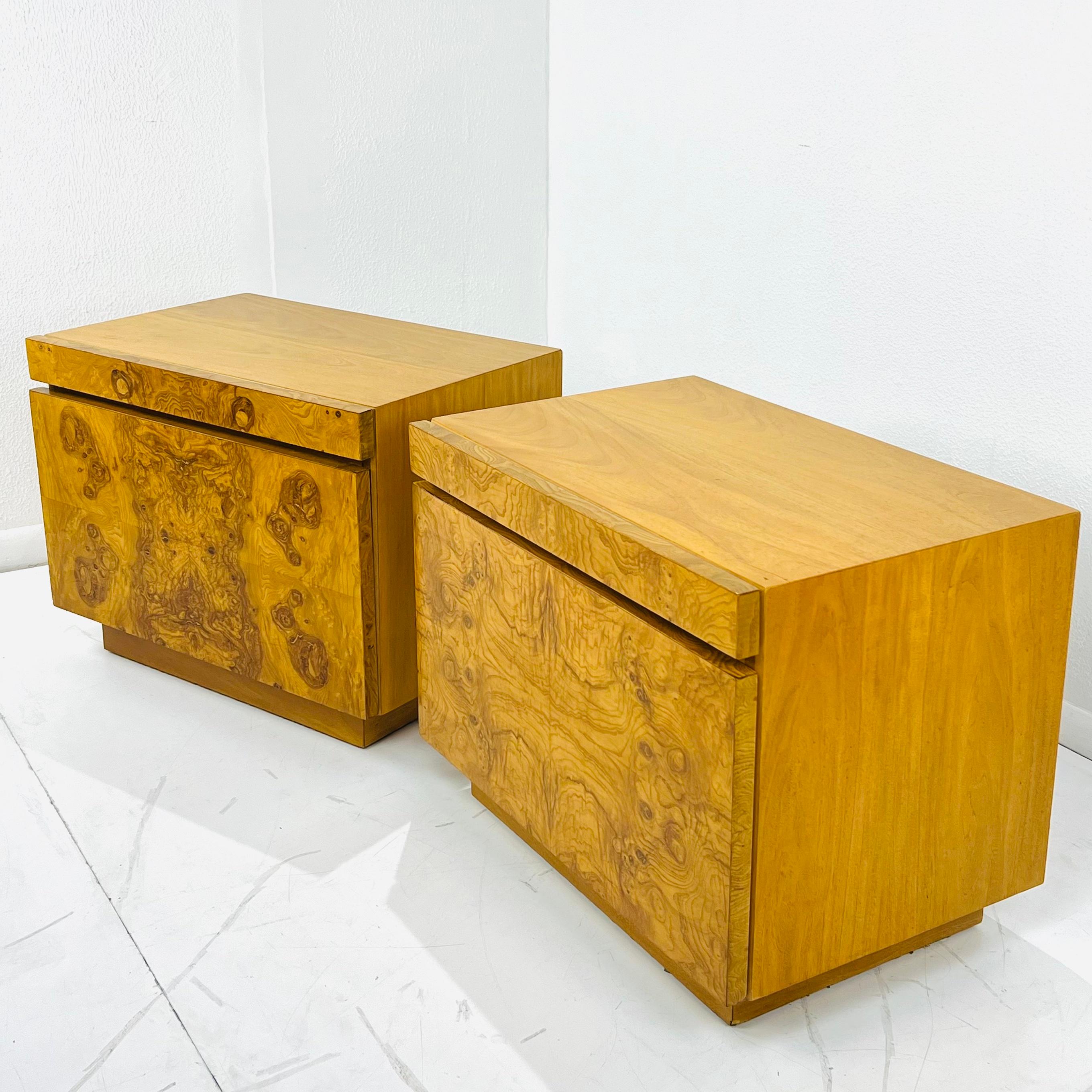 Pair of Burl Wood Nightstands by Milo Baughman for Lane In Good Condition For Sale In Dallas, TX