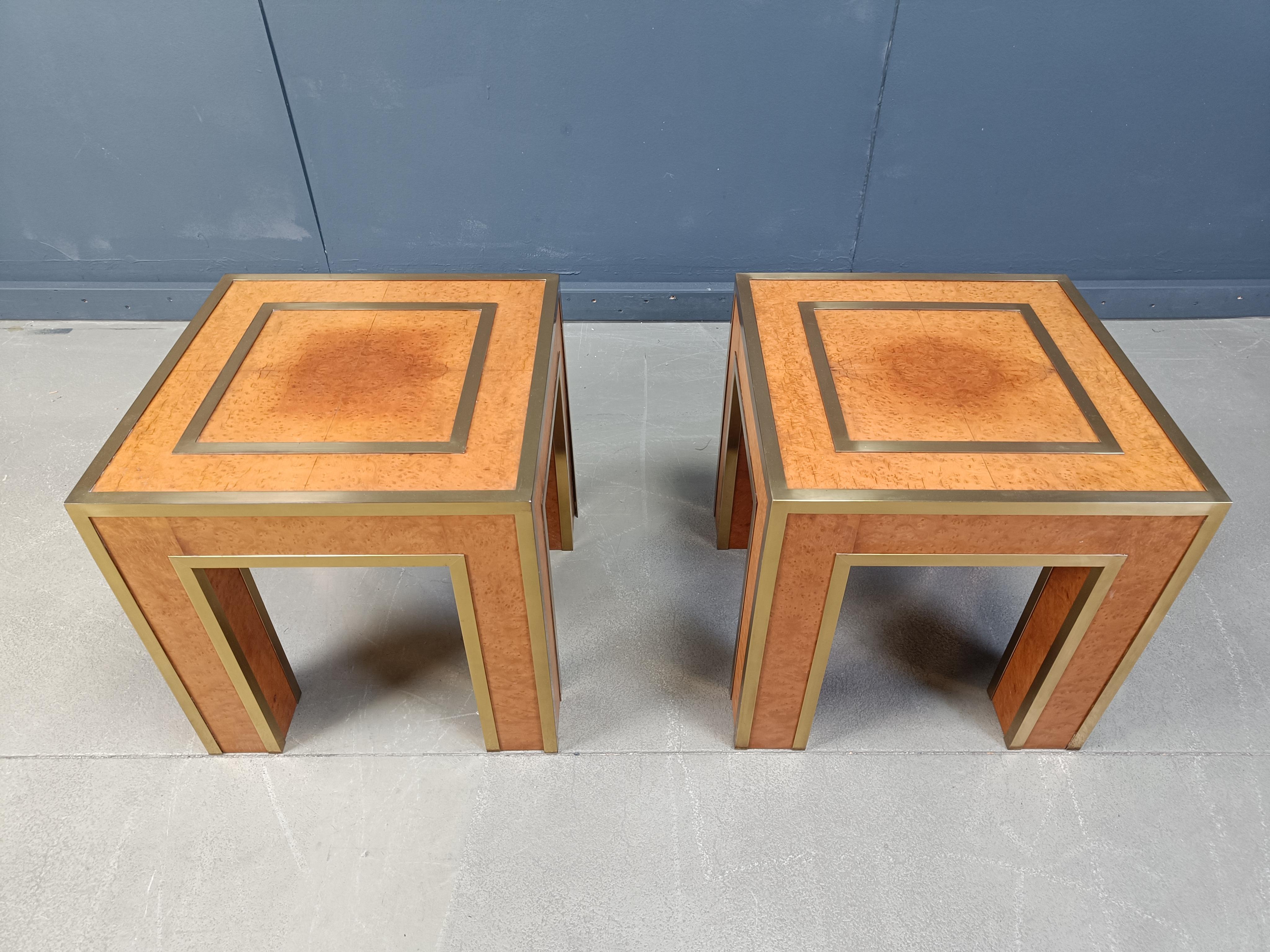 Pareja de mesas auxiliares de madera de nudo a la manera de Willy Rizzo, Romeo Rega y Jean Claude Mahey.

Bonita madera de nudo natural con bordes de latón.

Estilo regencia de Hollywood.

años 80 - Italia

Buen estado con desgaste normal